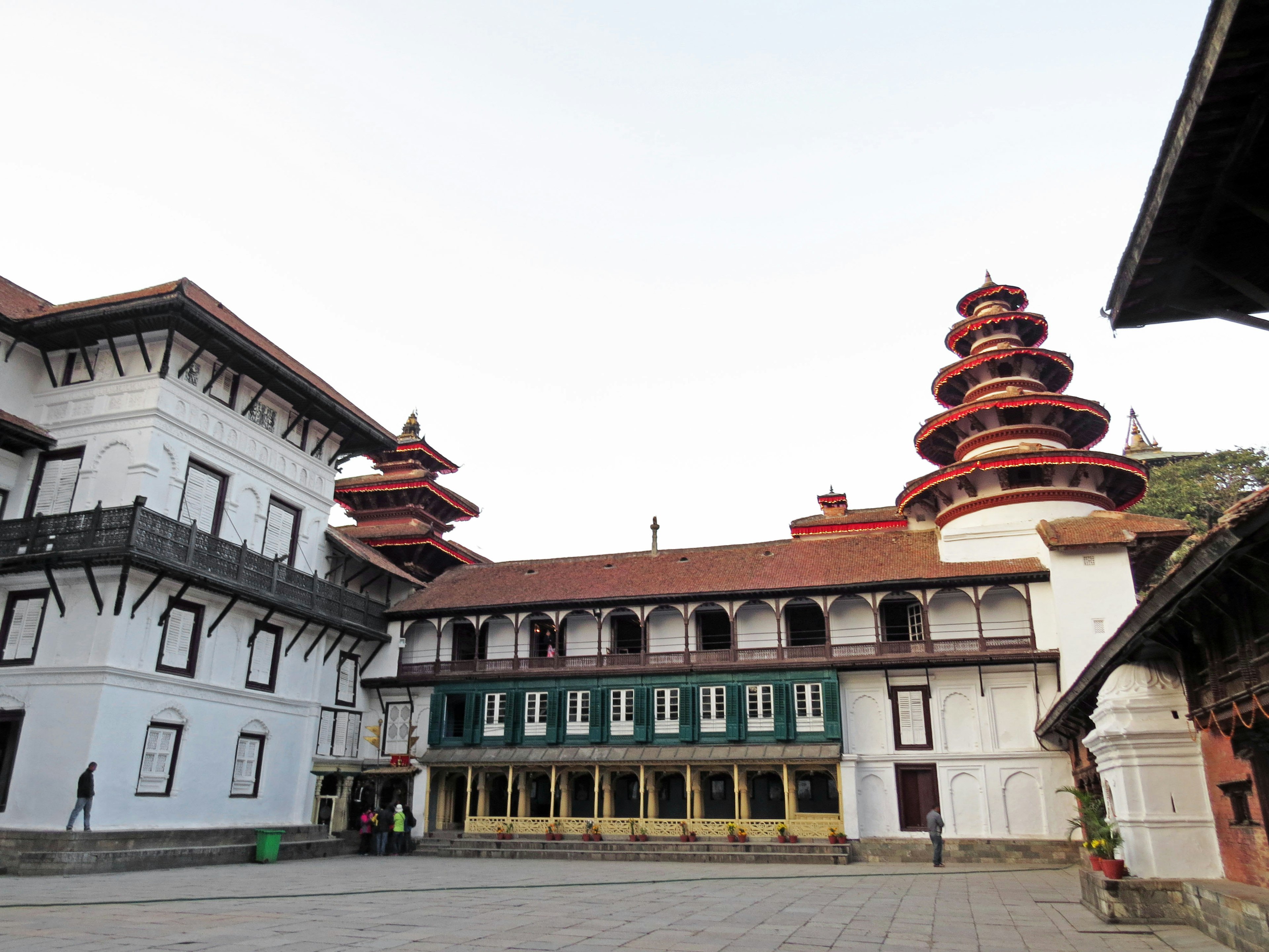 美しい寺院の複合体で、伝統的なネパールの建築スタイルが見られる広場