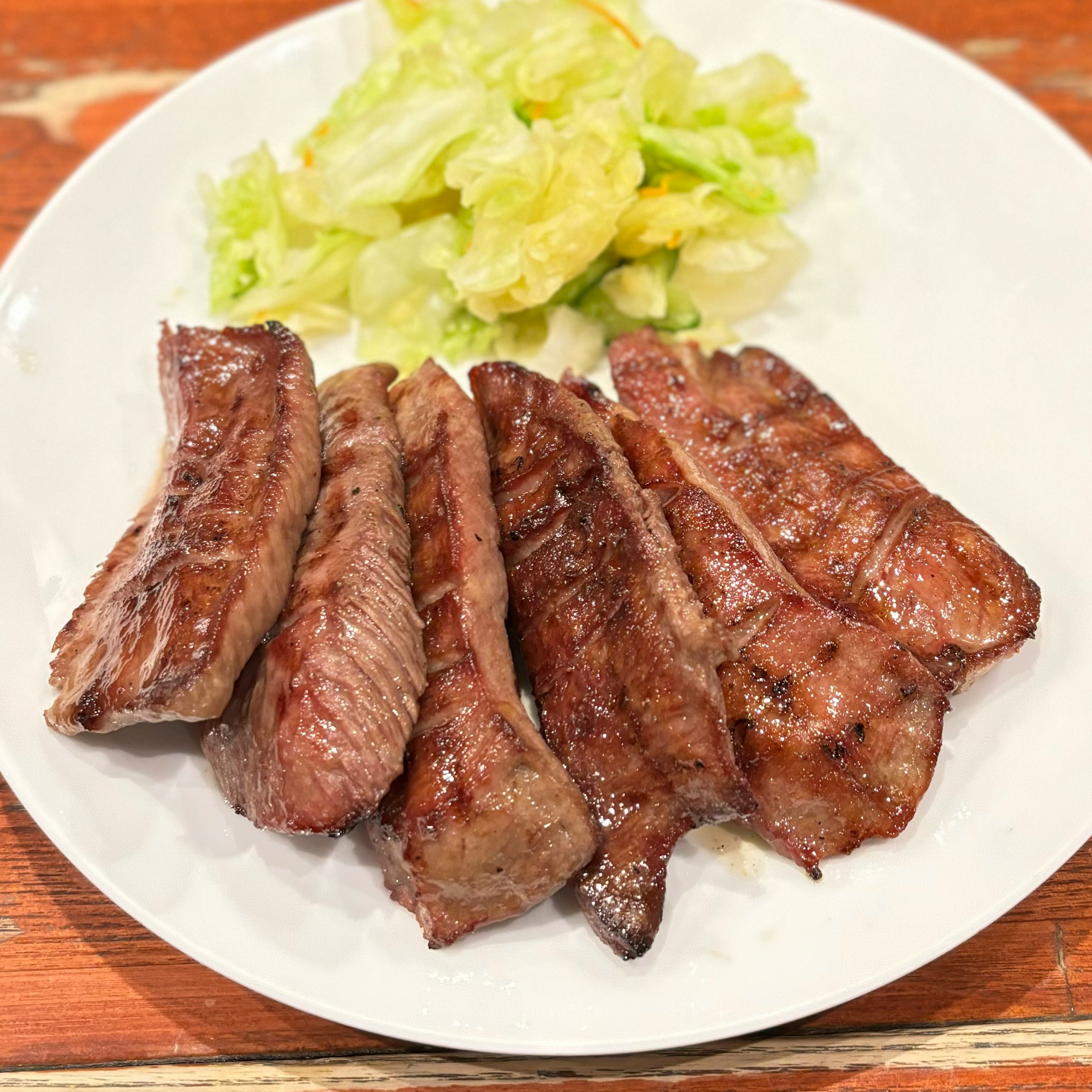 焼き肉の盛り付けと生野菜のサラダ