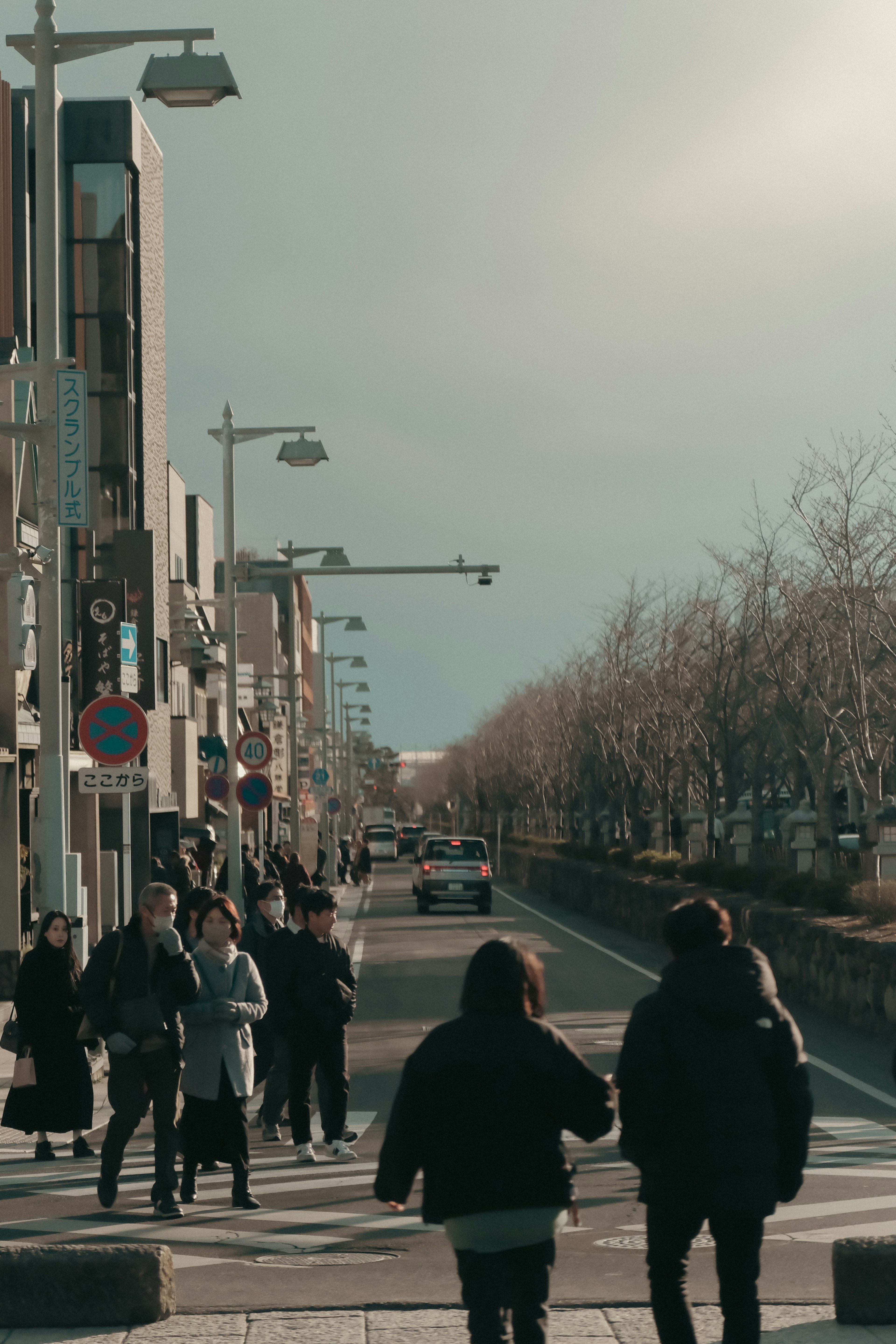 街を歩く人々と並ぶ建物の風景