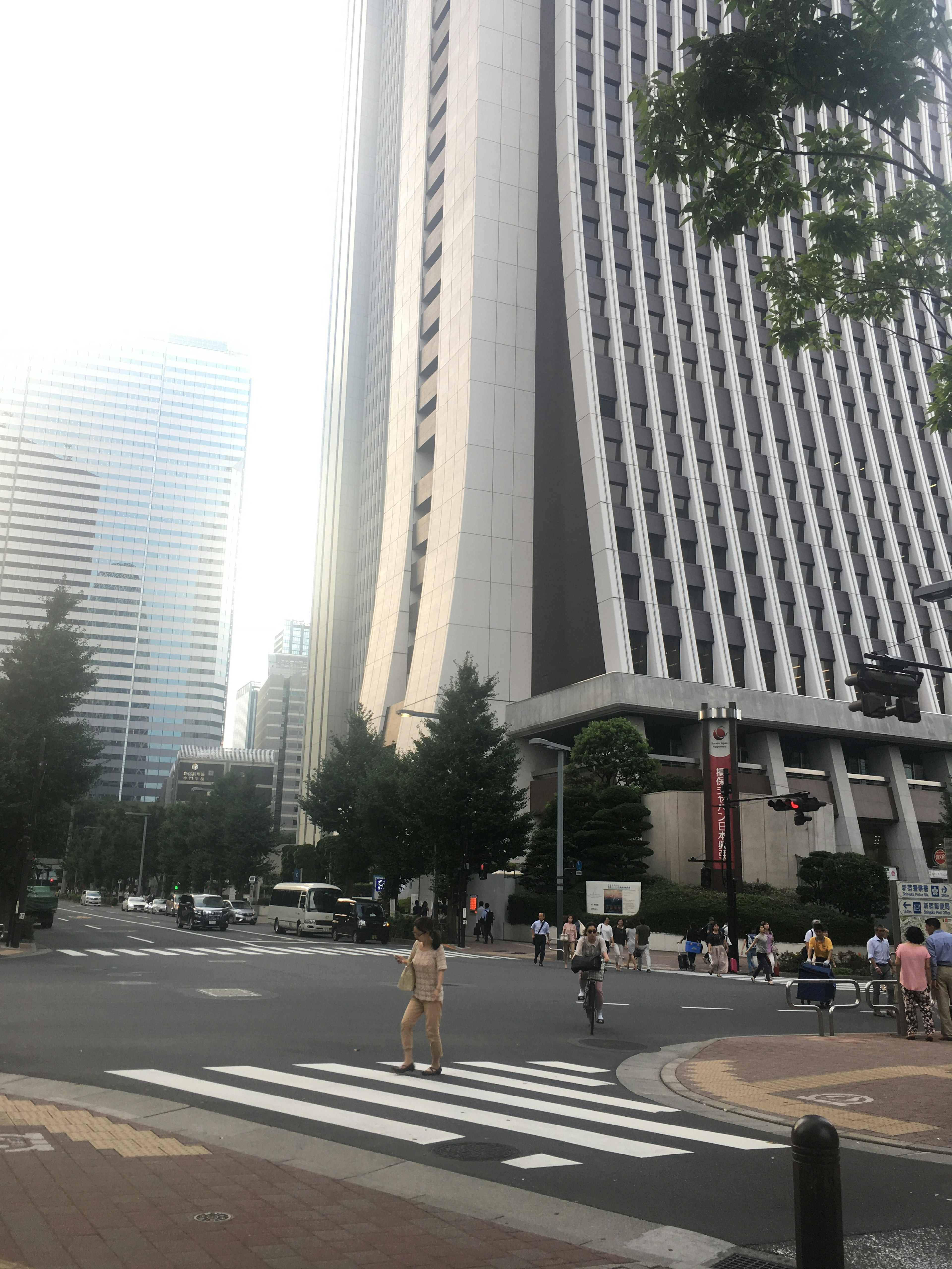 Paysage urbain avec un gratte-ciel et un passage piéton