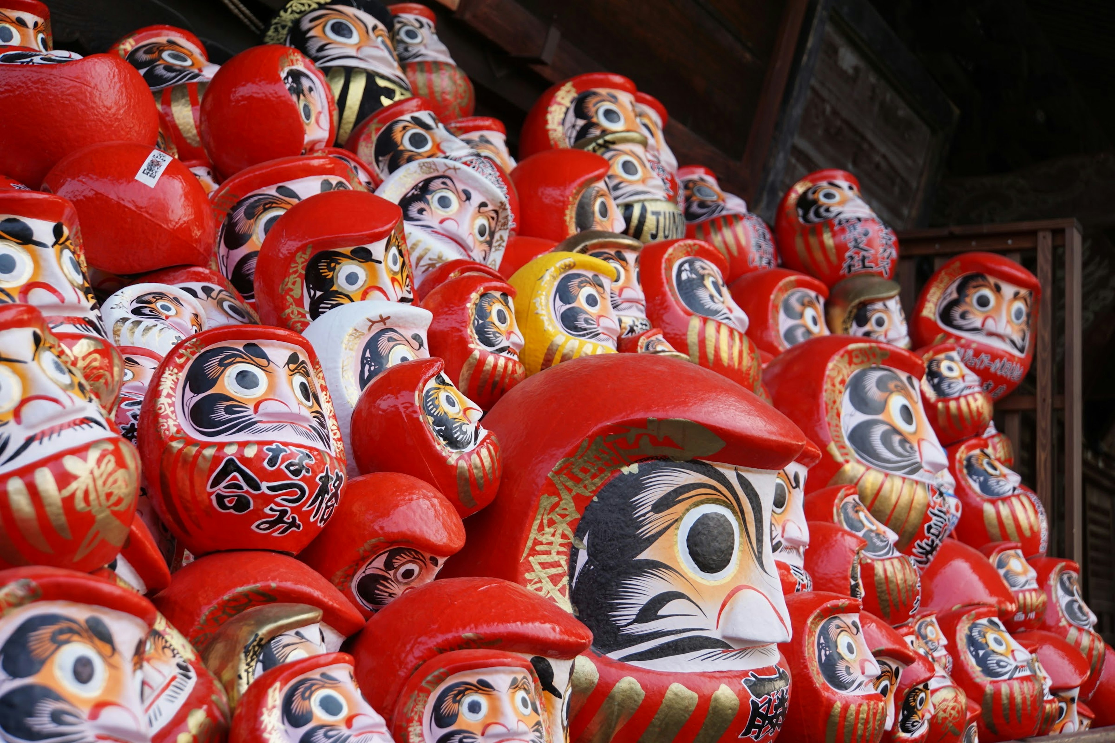 Bunte Szene mit gestapelten roten Daruma-Puppen