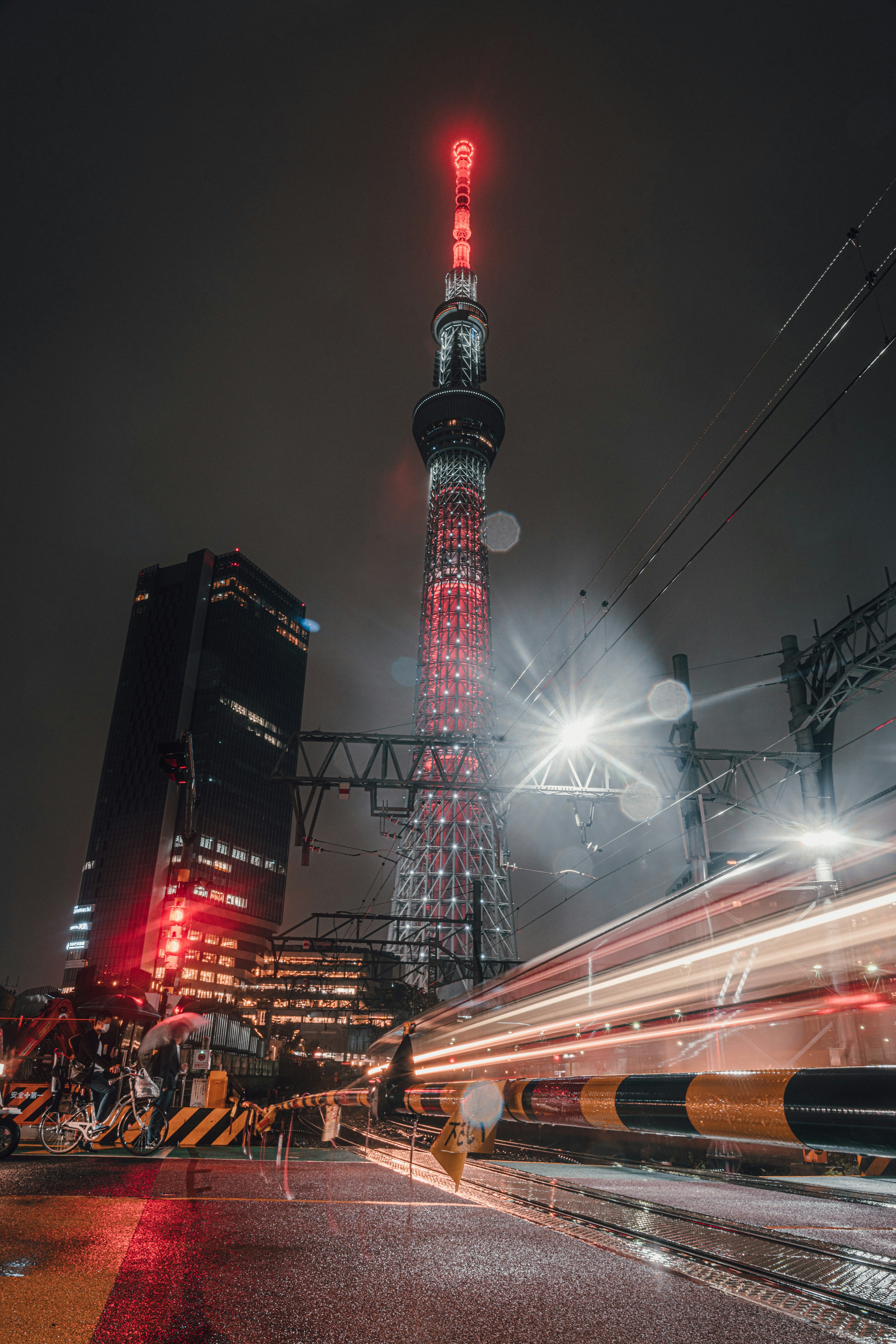 Tokyo Skytree illuminato di rosso di notte