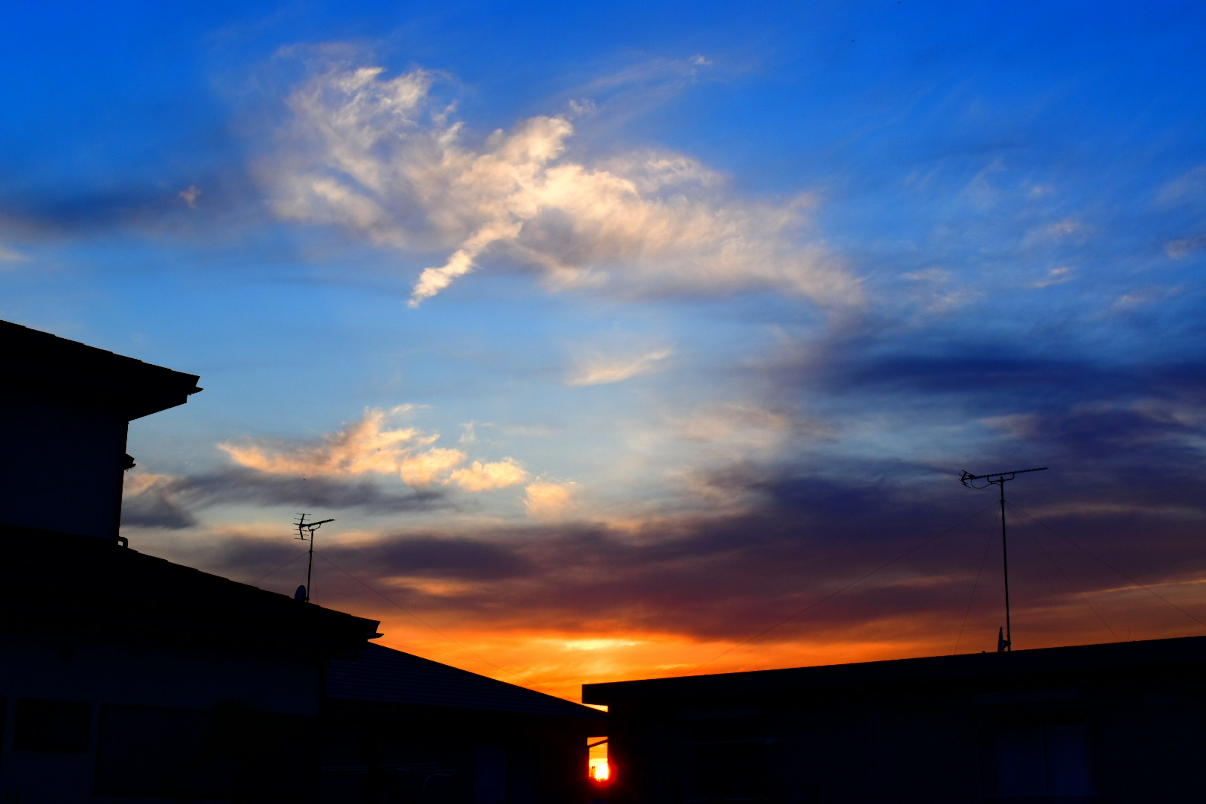 Schöner Sonnenuntergangshimmel mit Silhouetten von Gebäuden