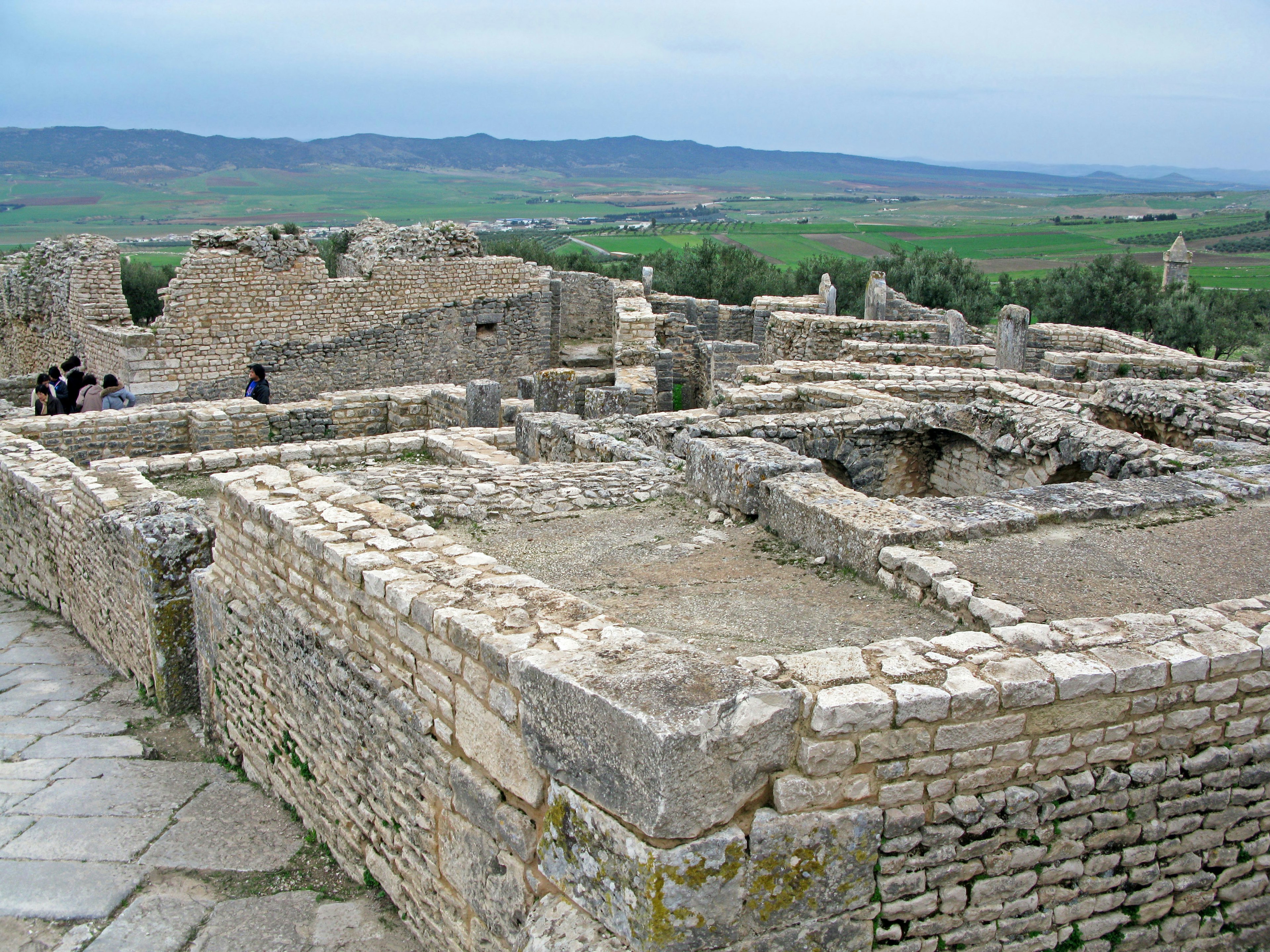 Ruines anciennes en pierre avec un paysage verdoyant environnant