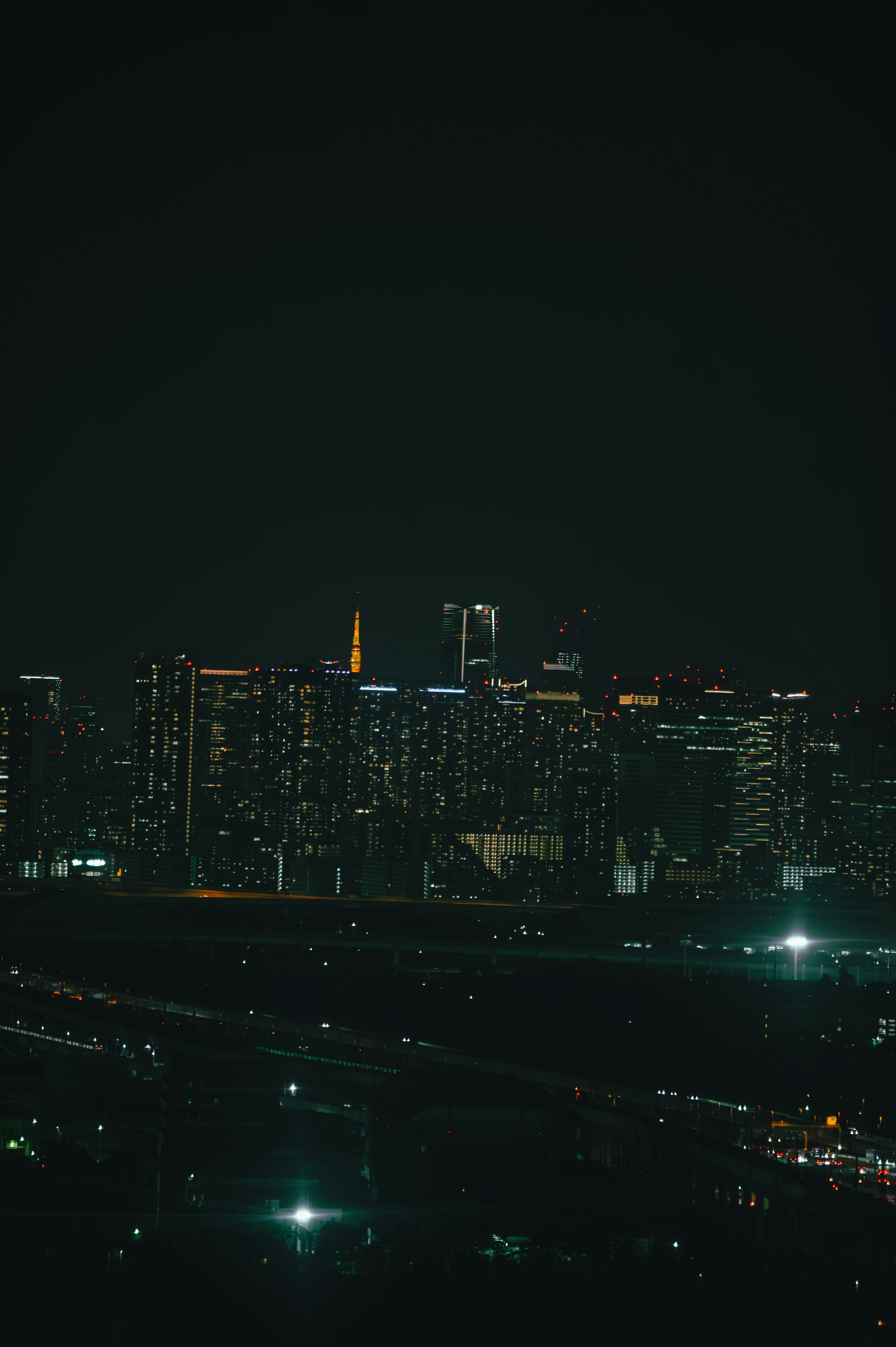 Silhouette de la ciudad iluminada por la noche con luces brillantes