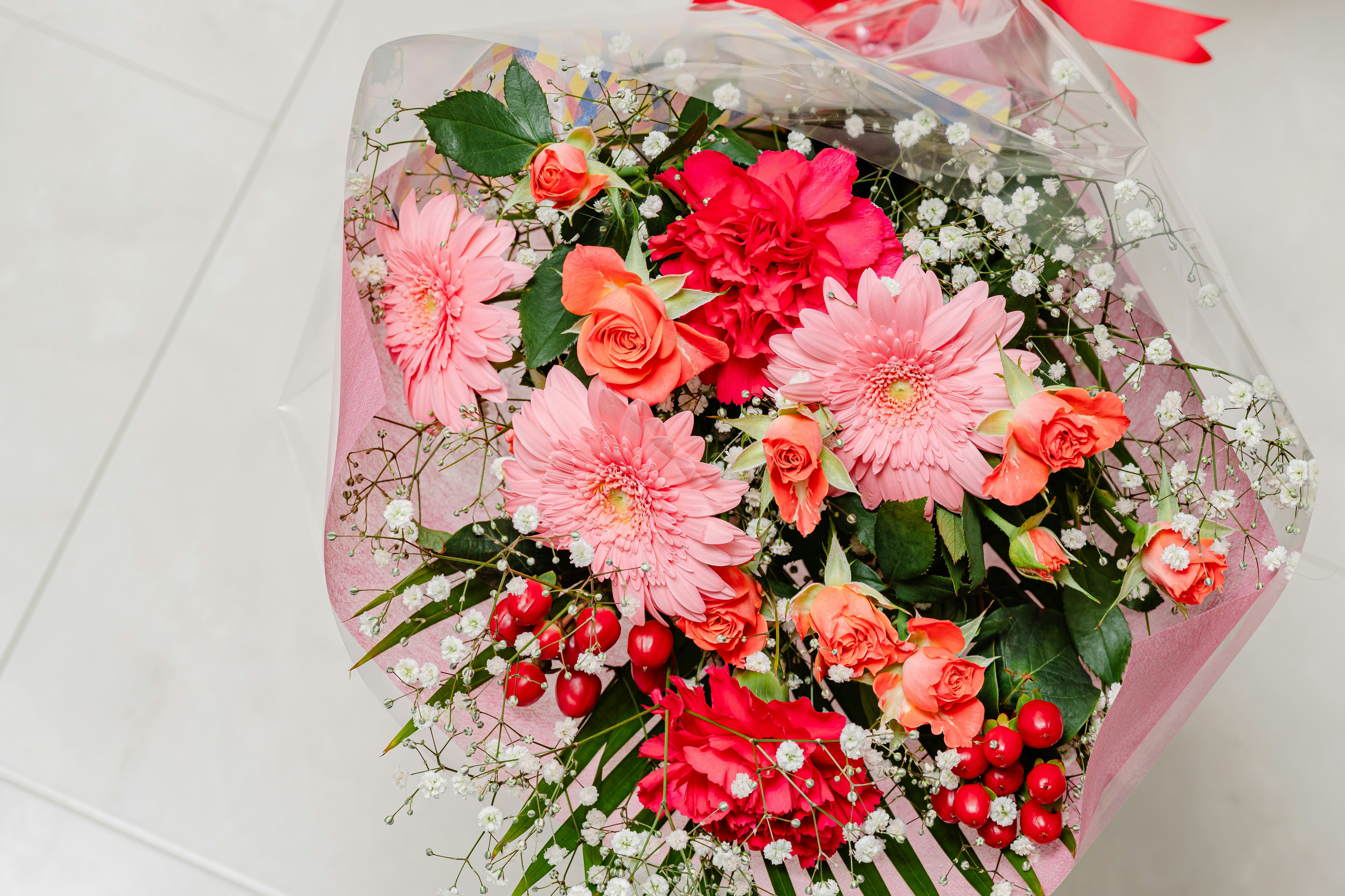 Bellissimo bouquet rosa con rose e gerbere