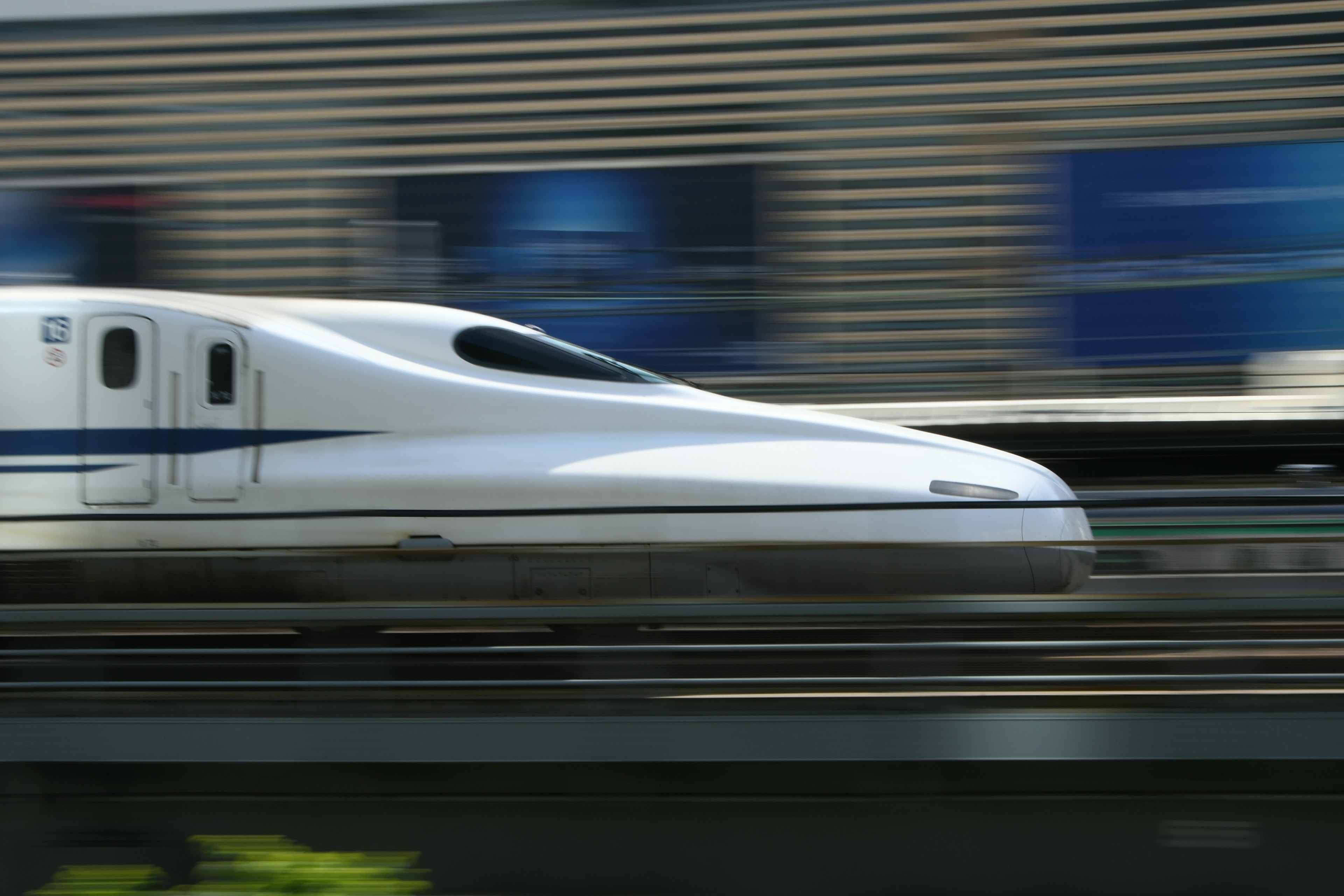 Shinkansen melaju cepat di rel