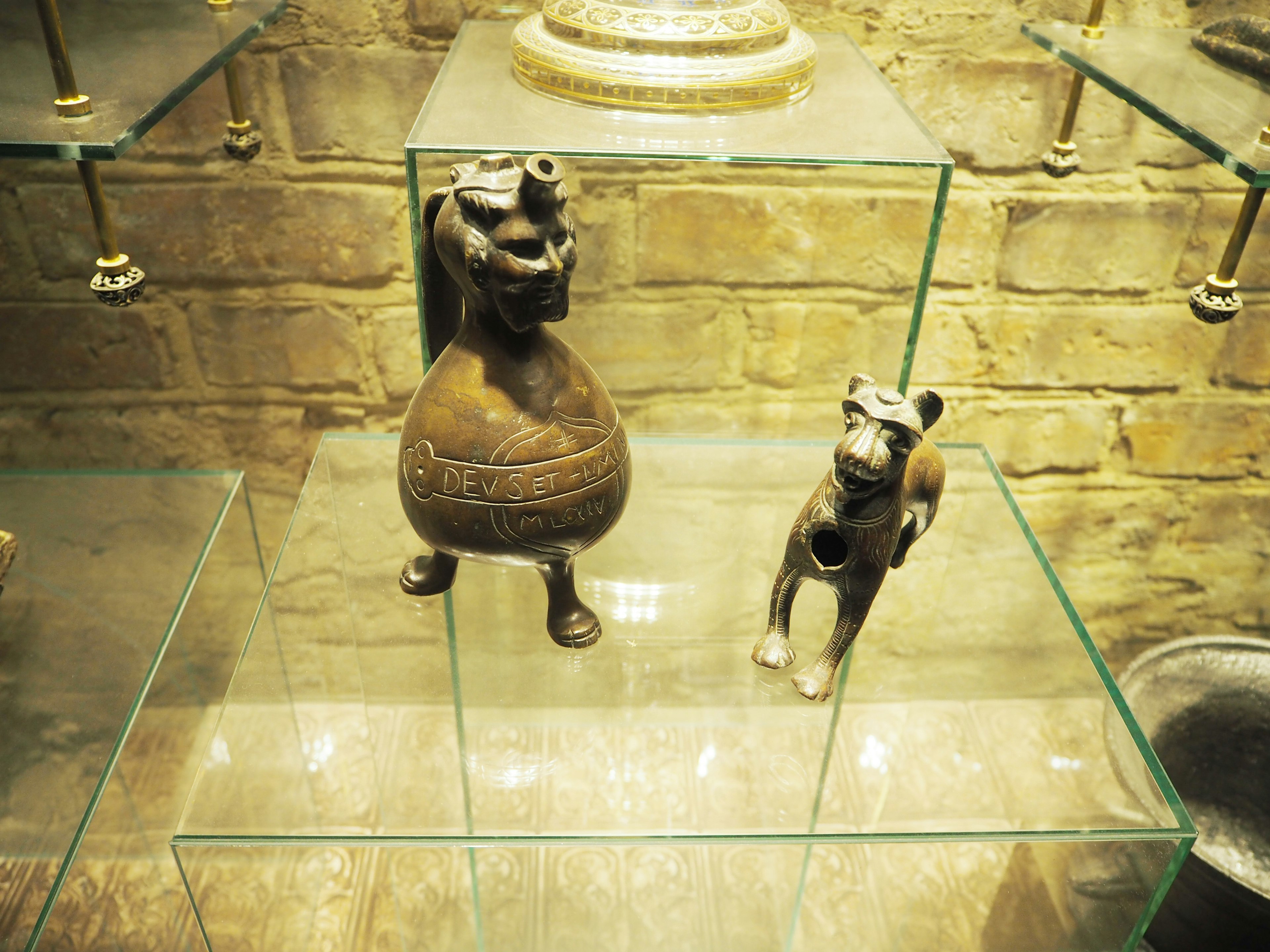 Sculptures anciennes décoratives d'une figure et d'un chien dans une vitrine en verre