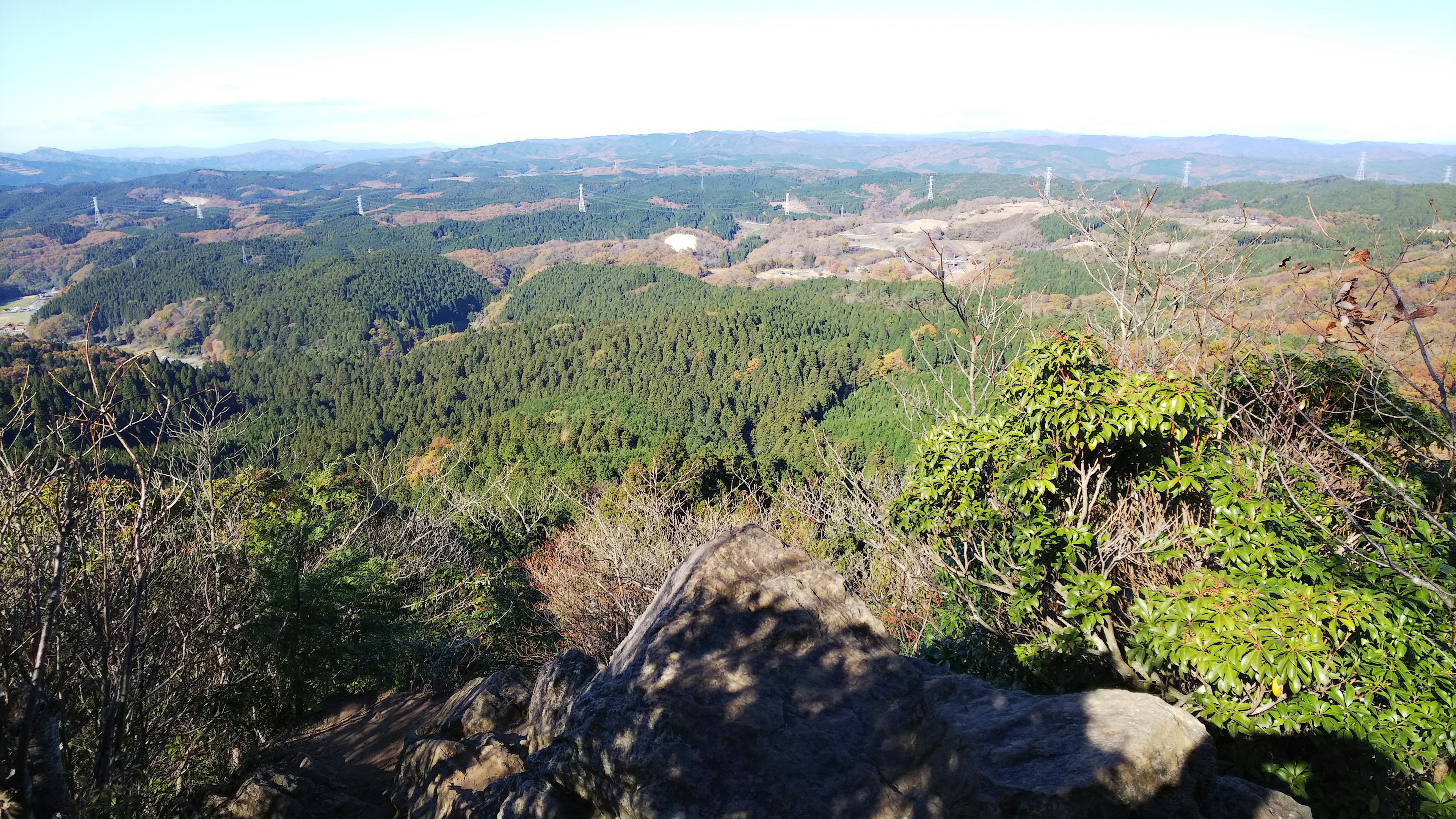 山の頂上からの広大な風景緑豊かな森林と遠くの山々が見える