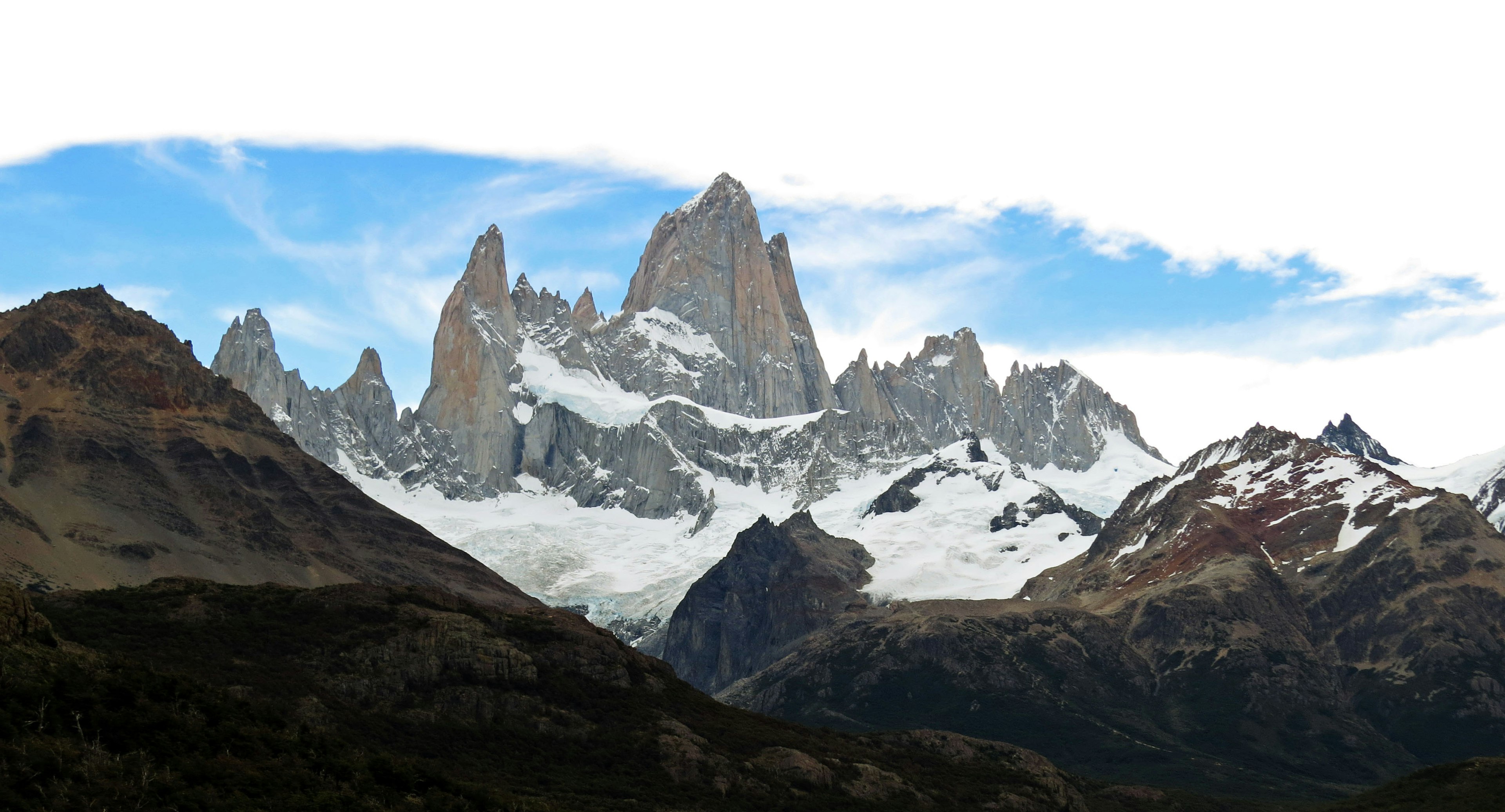 Picos nevados de las montañas de Patagonia