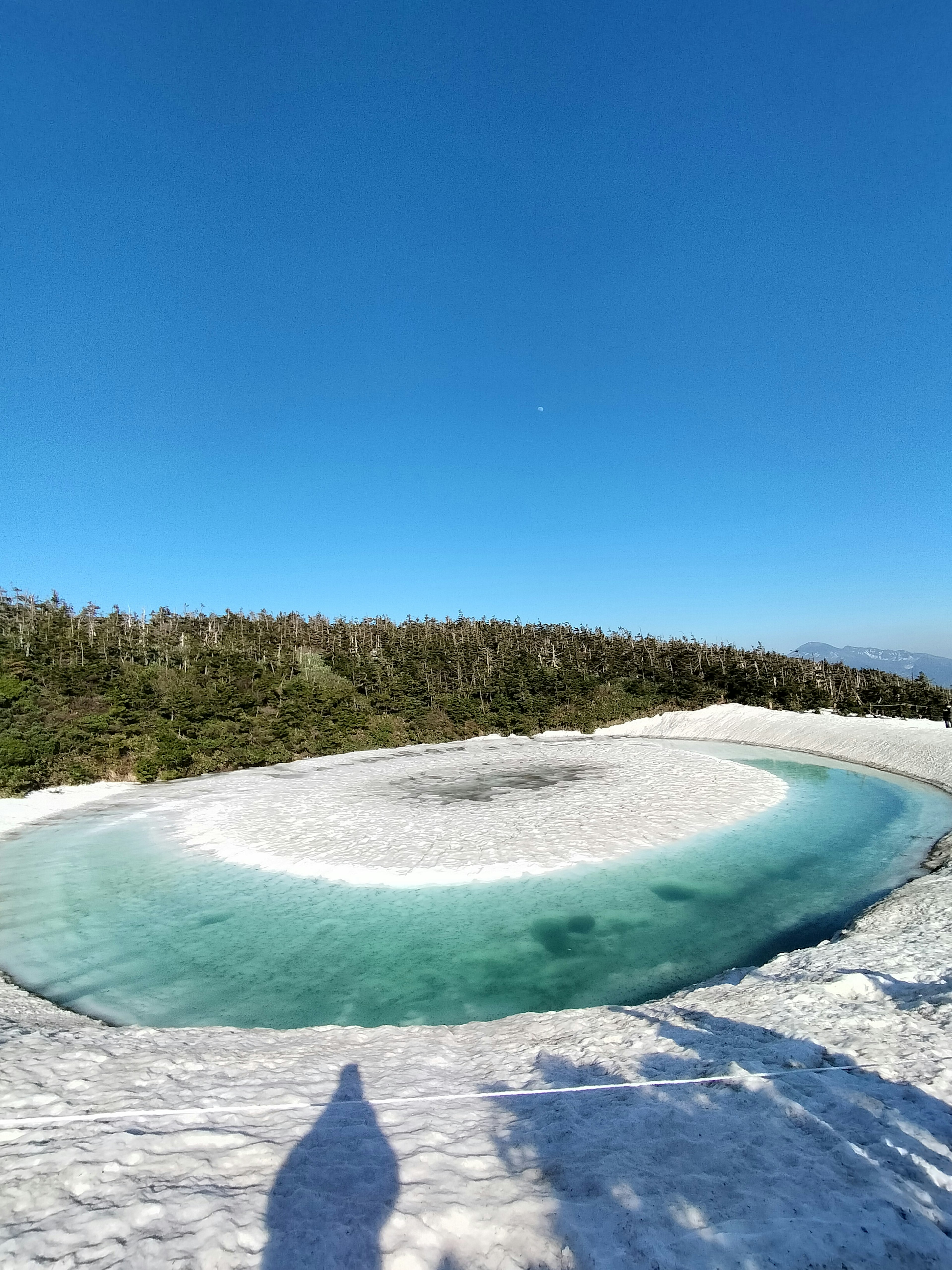 青い湖と雪に覆われた地形の風景