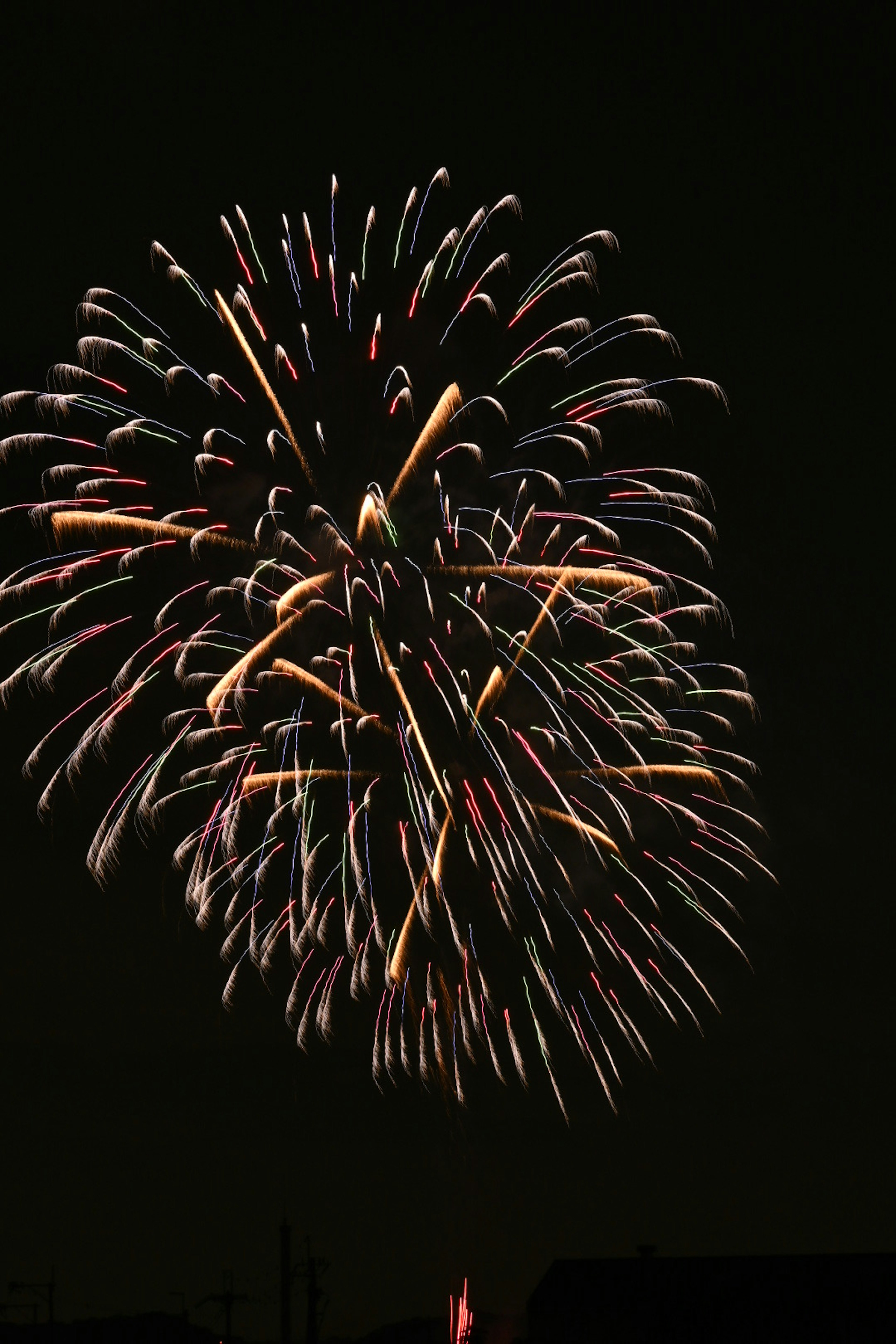 夜空に広がる色とりどりの花火の爆発