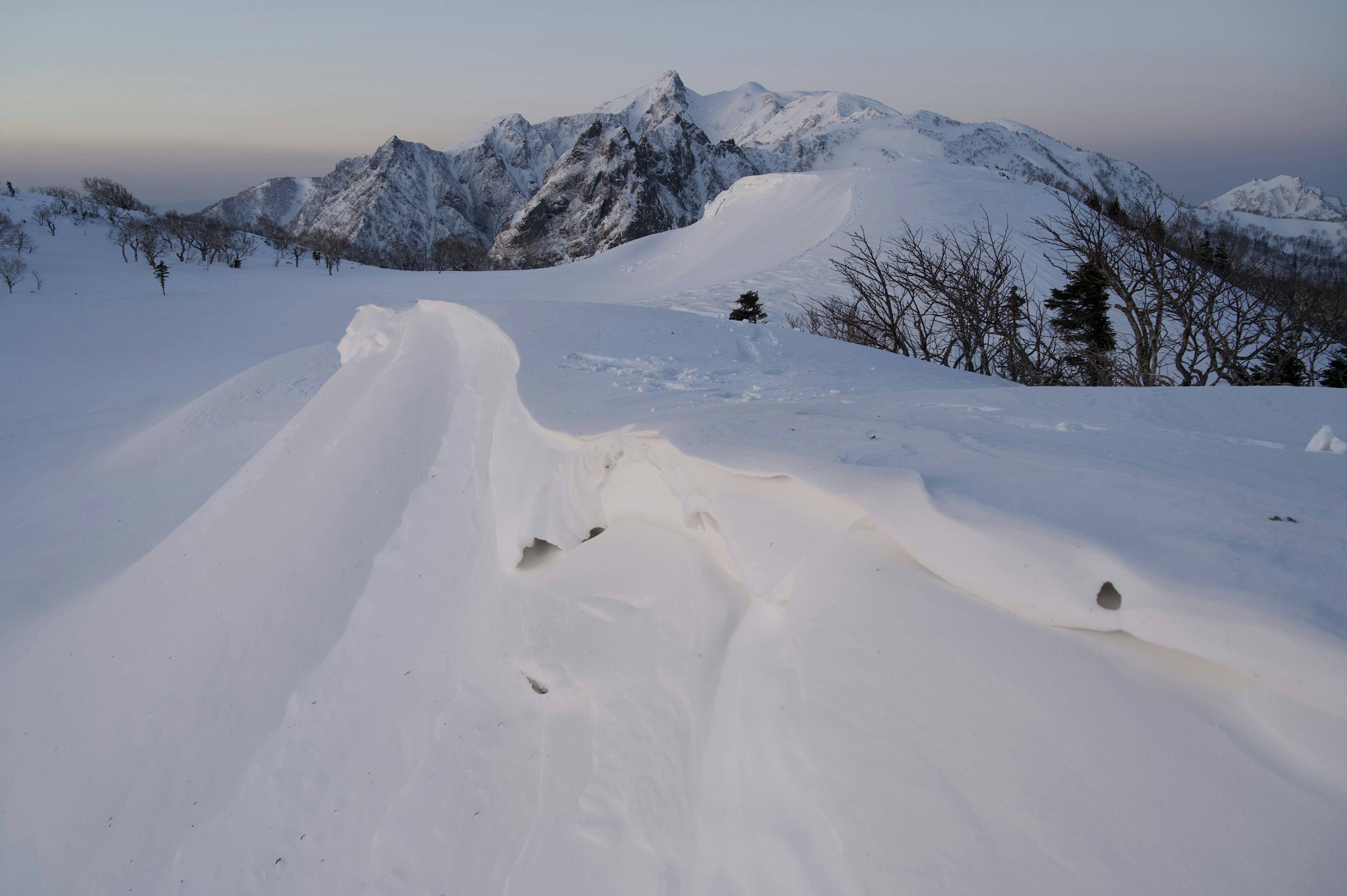 Paesaggio montano innevato con cumuli di neve