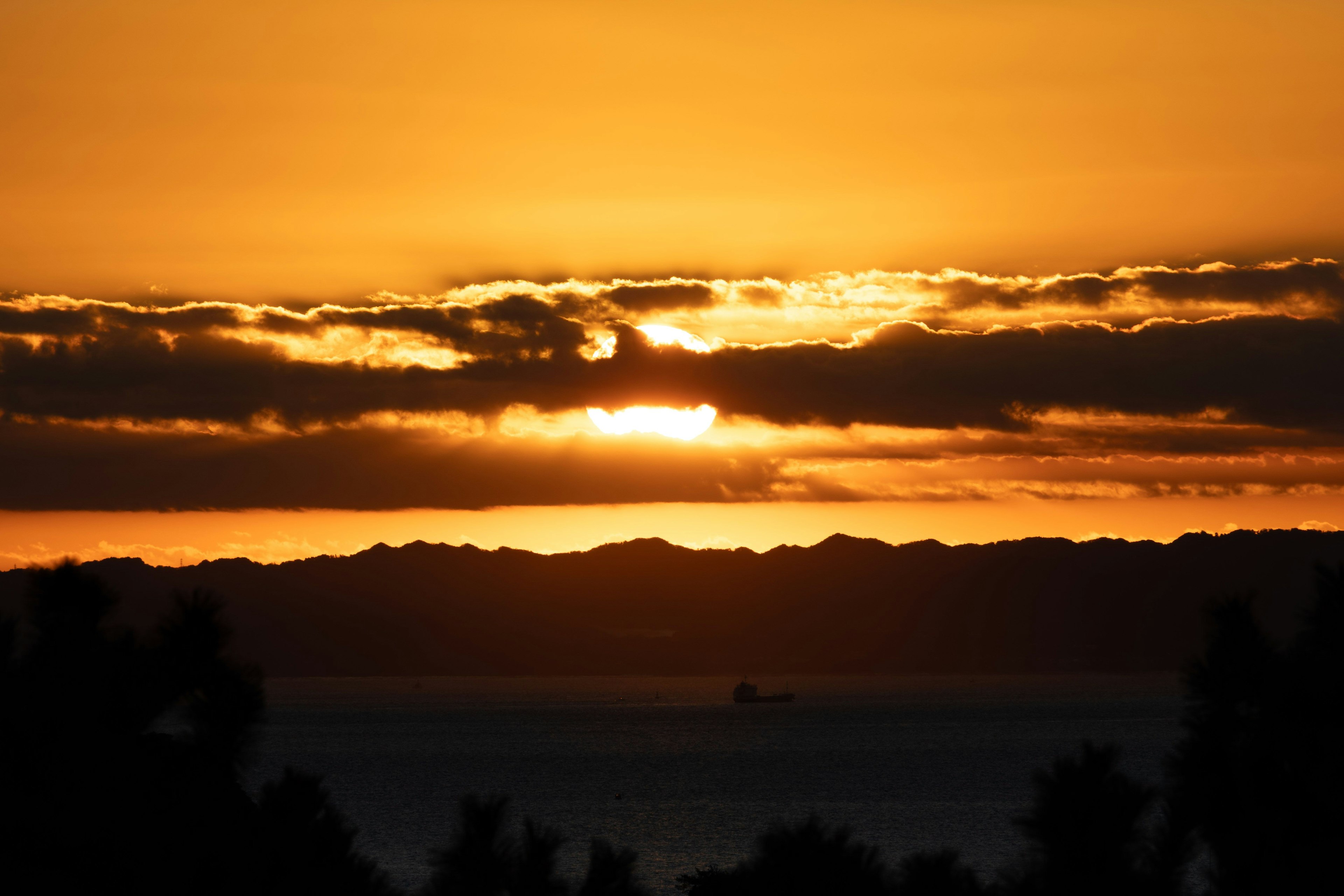 夕日が海に沈む美しい風景 様々なオレンジと黄色の色合いが空を彩る