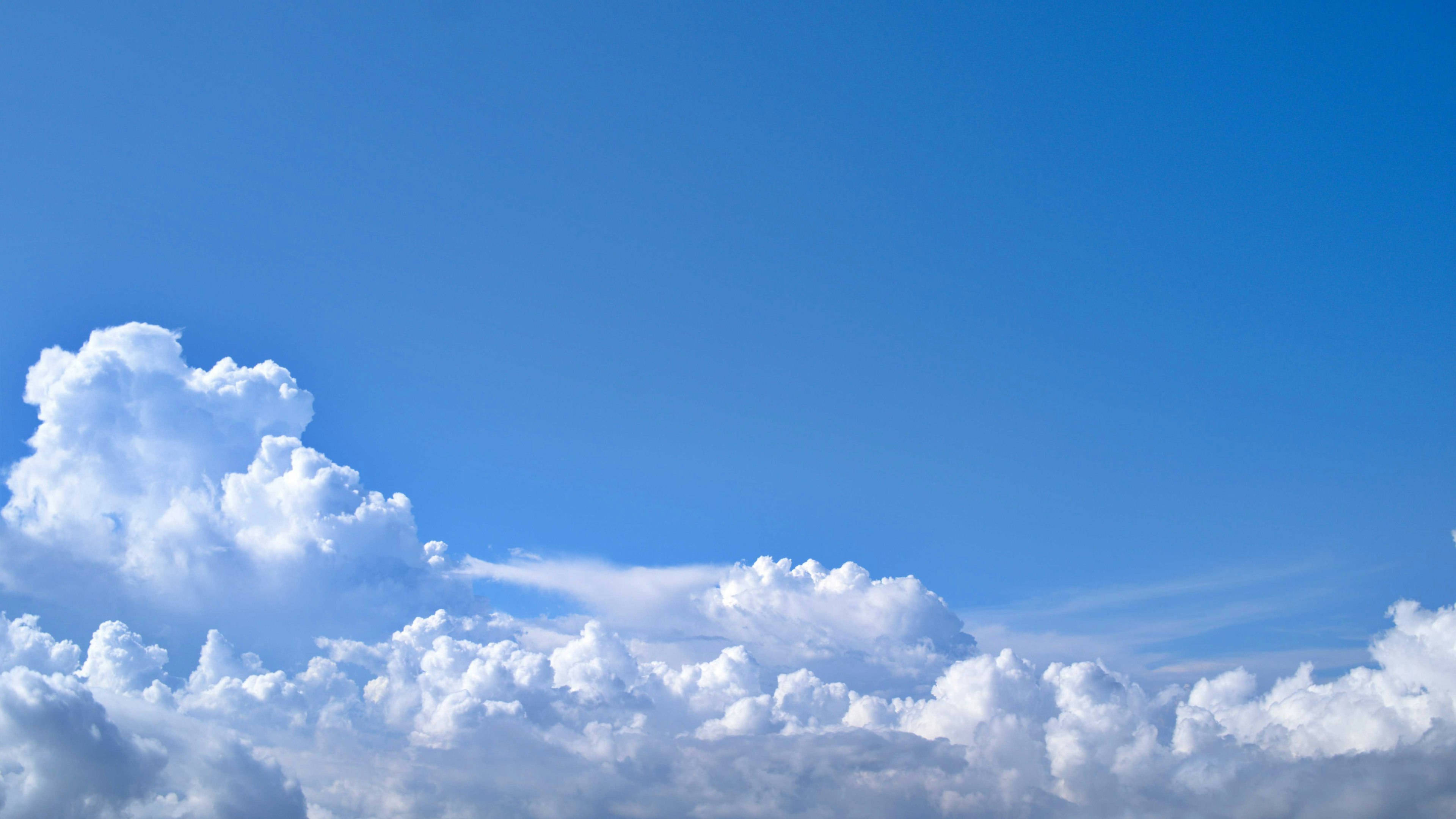 Pemandangan awan putih di langit biru