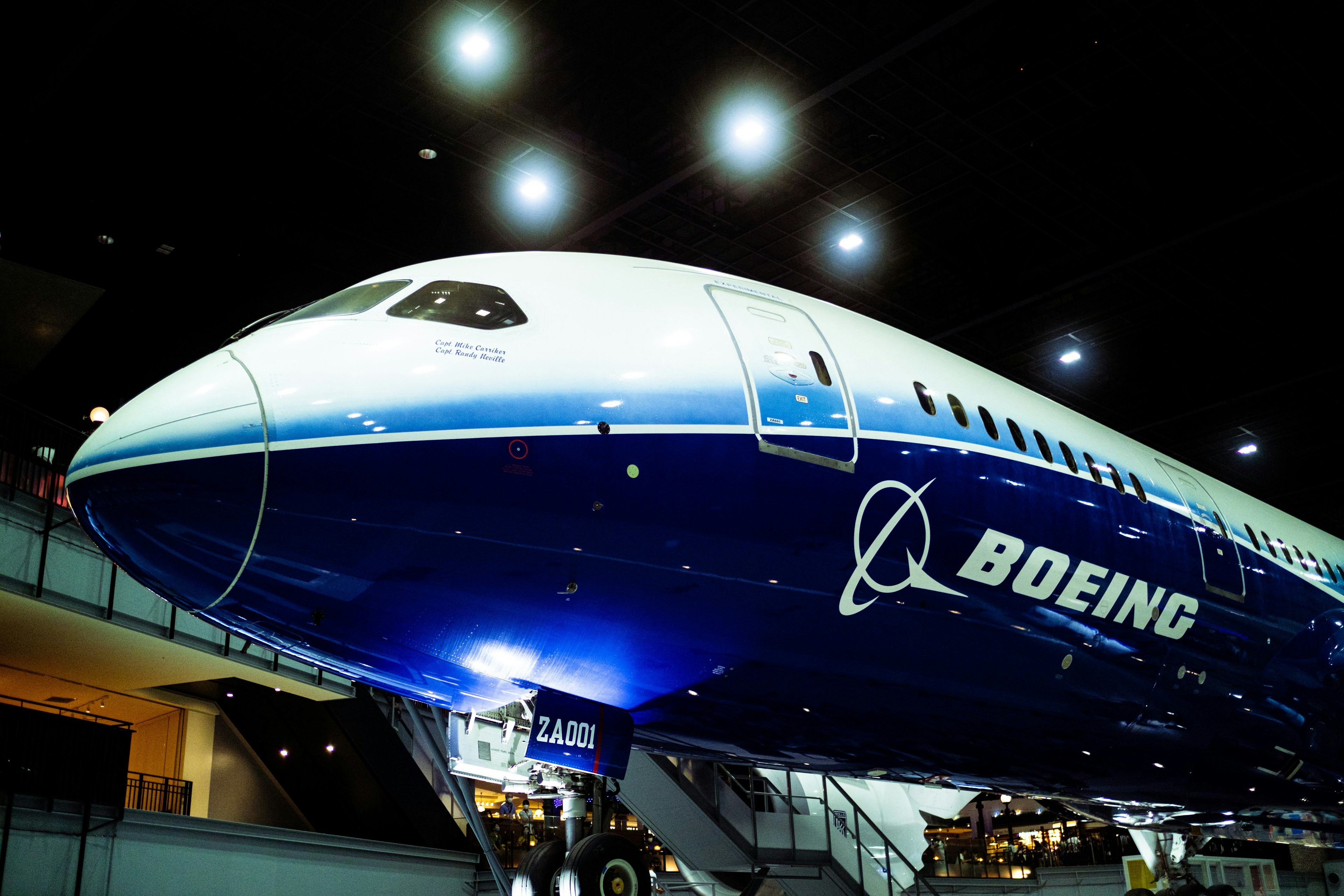 Nasenbereich des Boeing 787 in lebhaftem Blau beleuchtet