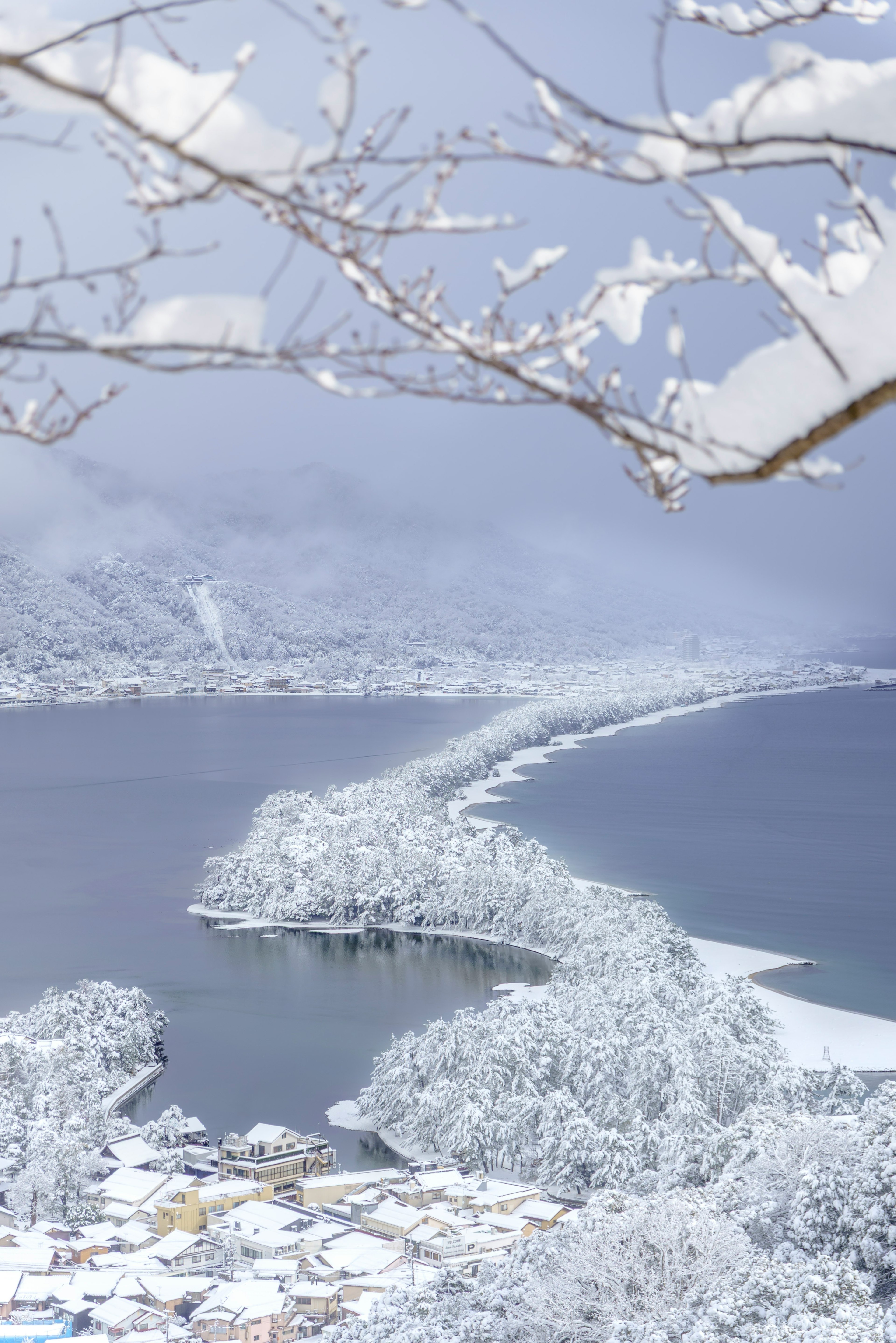 美麗的冬季景觀，雪覆蓋的湖泊和周圍的景色