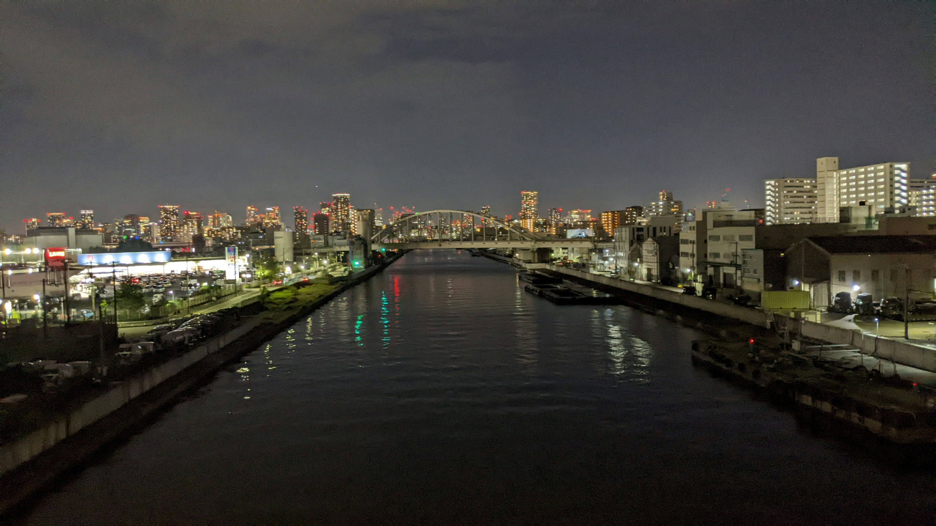 夜の都市風景と川の景色の写真