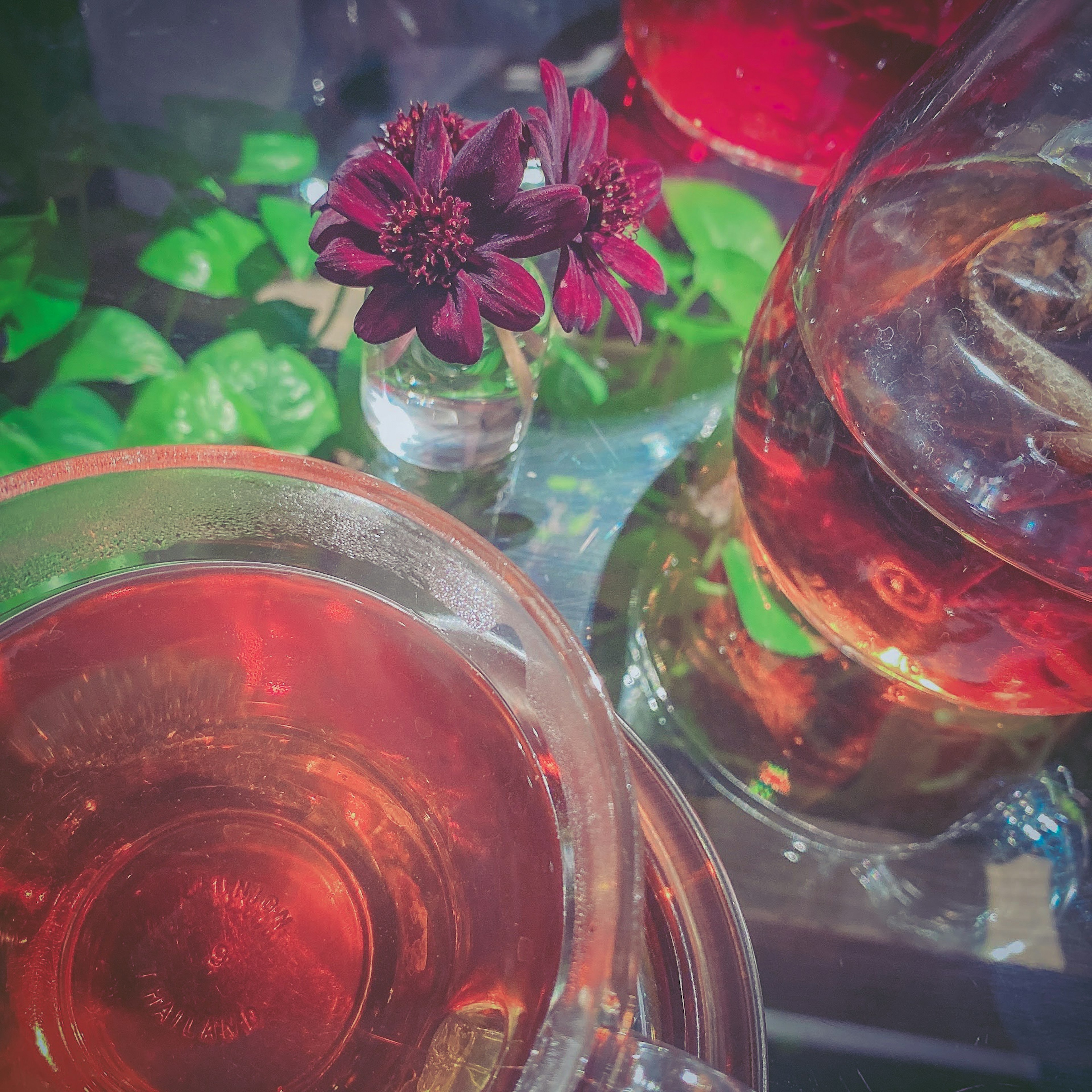 Una hermosa escena de té y flores sobre una mesa