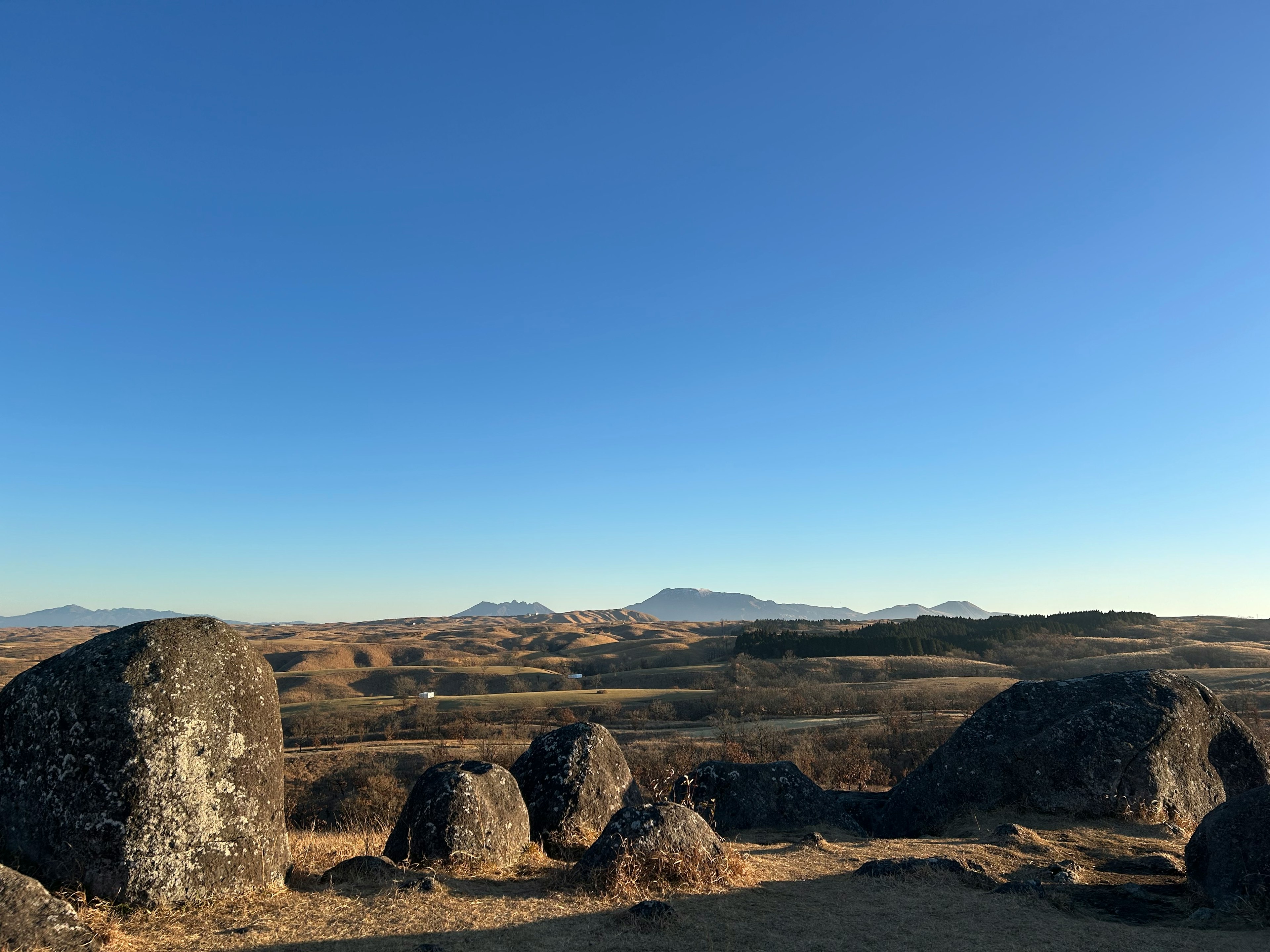 Paysage avec de grandes roches, des plaines vastes et des montagnes lointaines