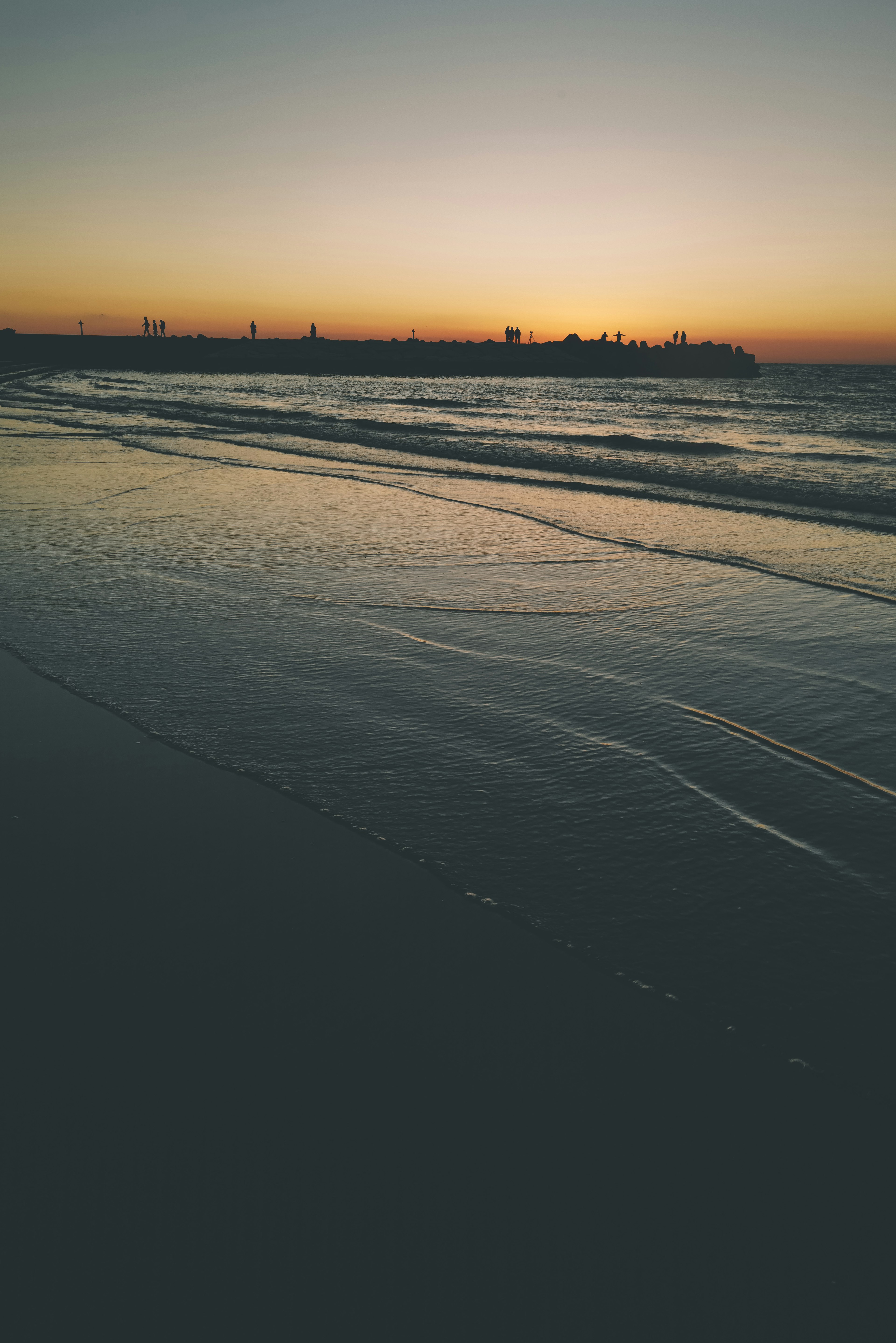 Belle vue des vagues de l'océan et du coucher de soleil