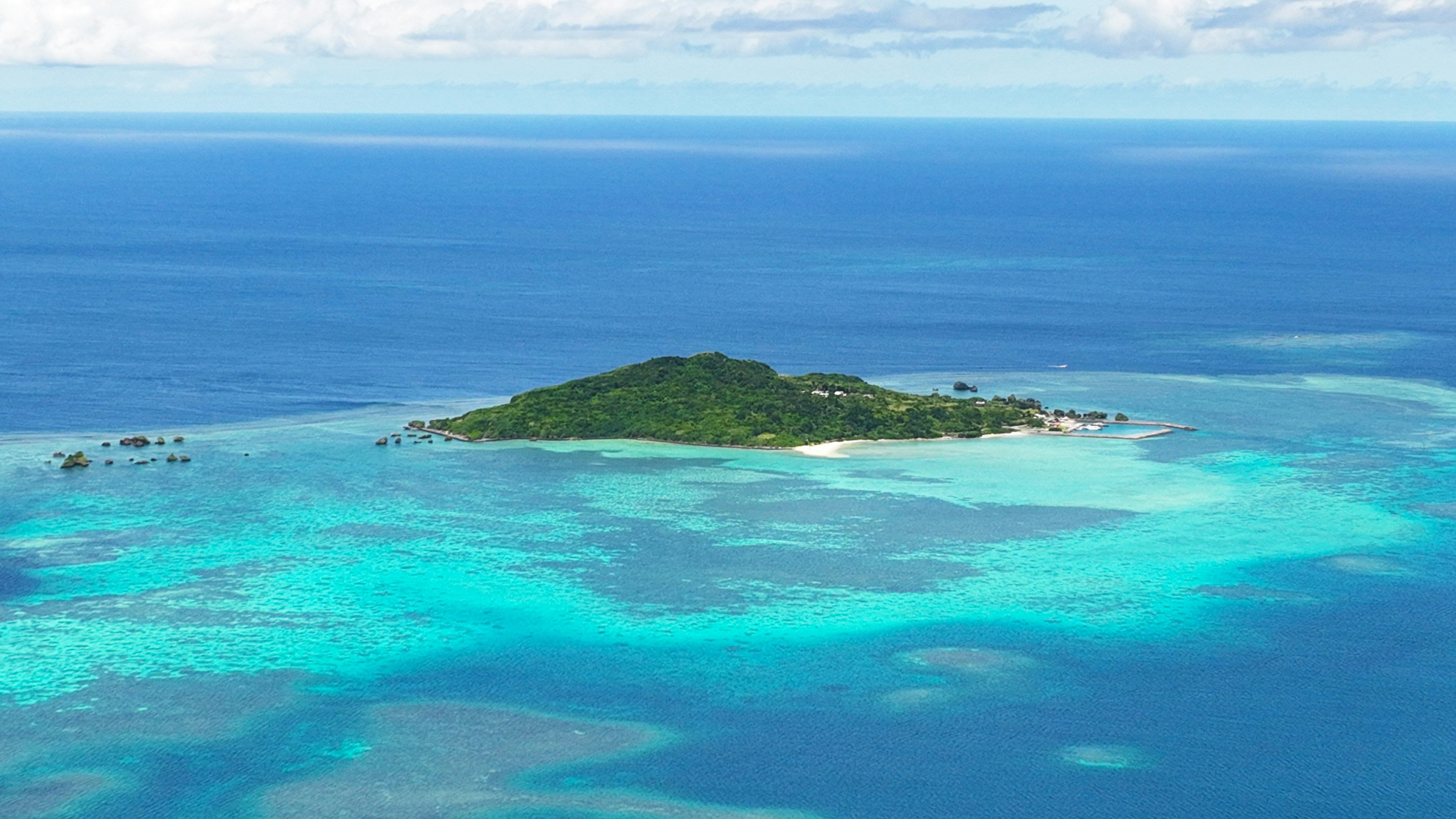 Vue aérienne d'une île verdoyante entourée d'un océan bleu