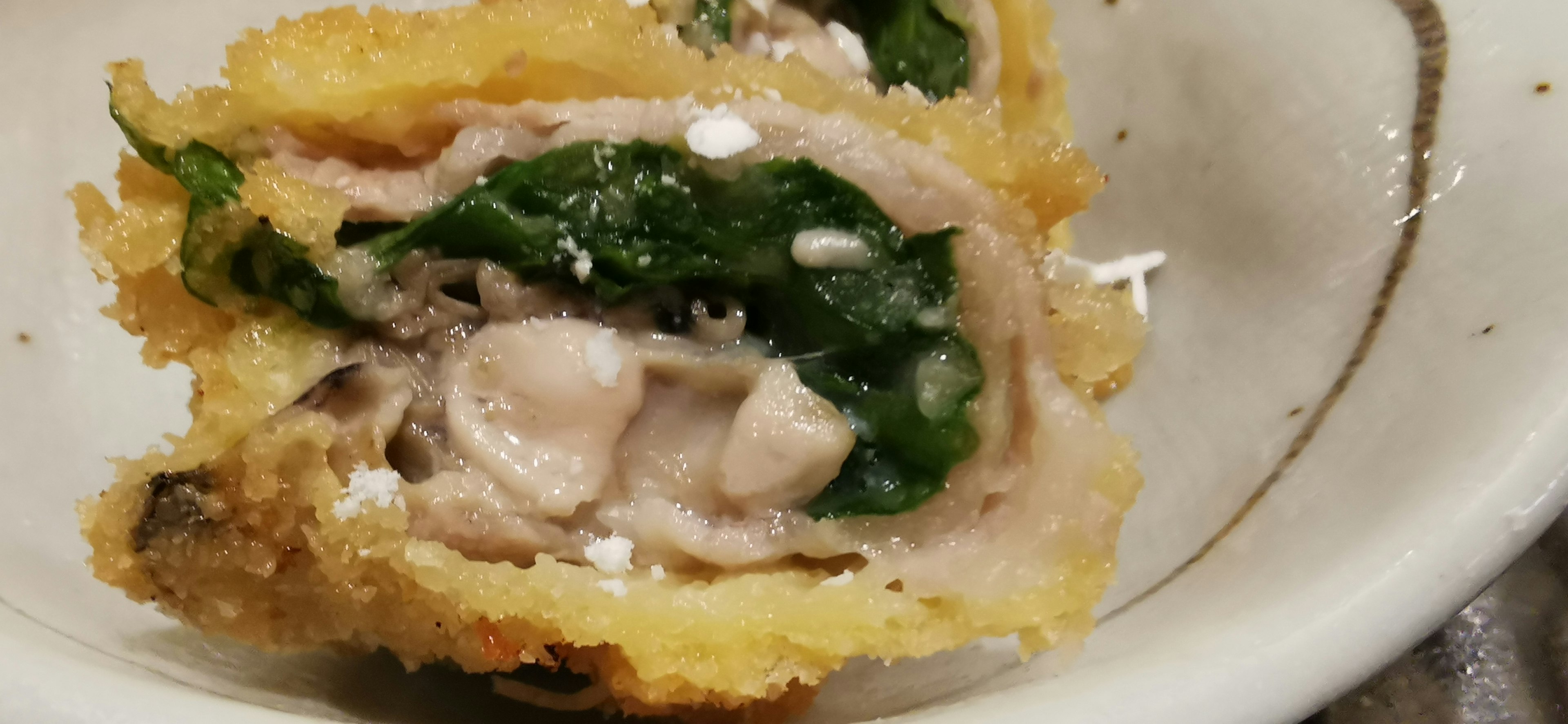 Piatto fritto ripieno di spinaci e pollo