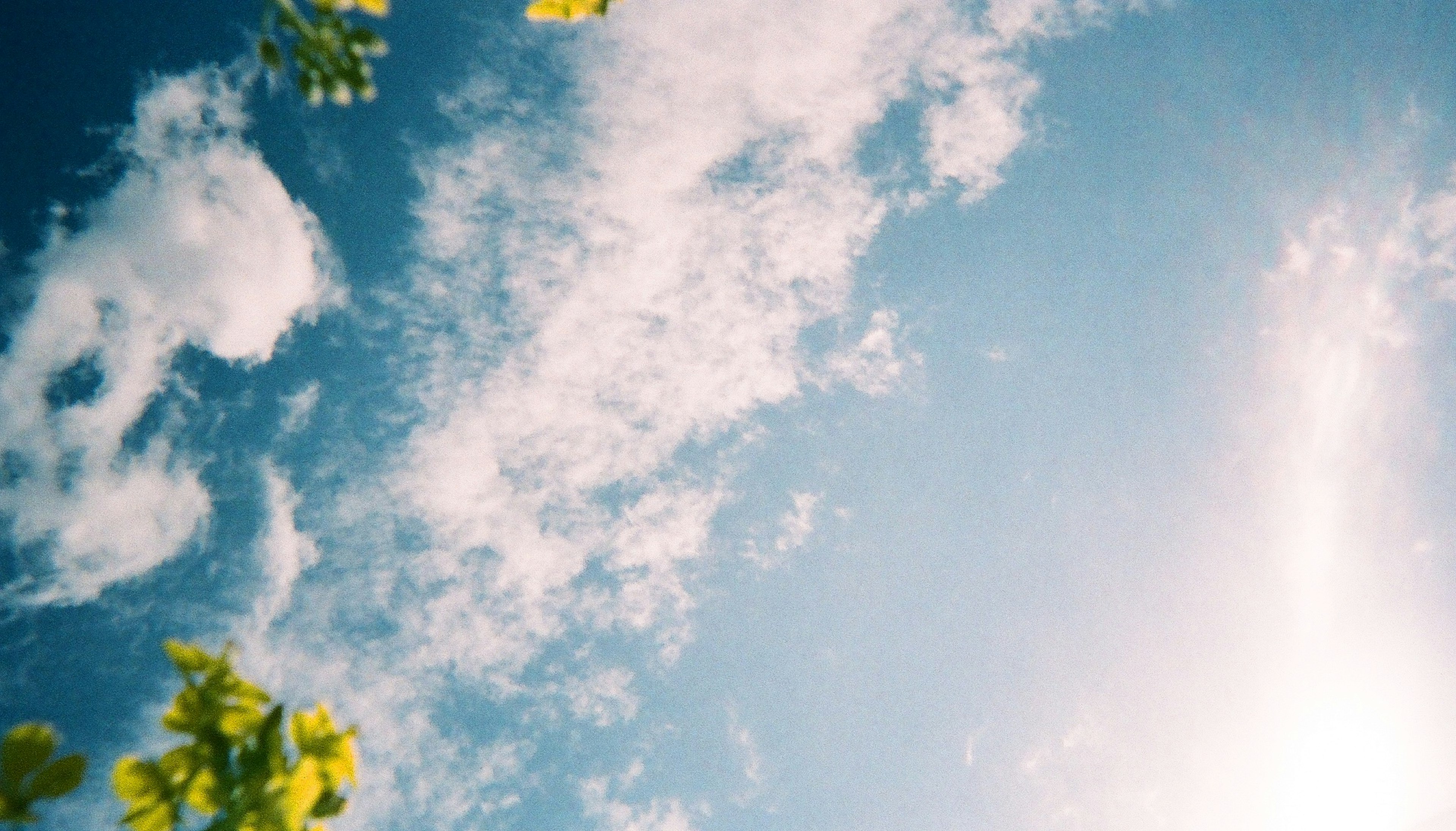 Bella vista di cielo blu con nuvole bianche