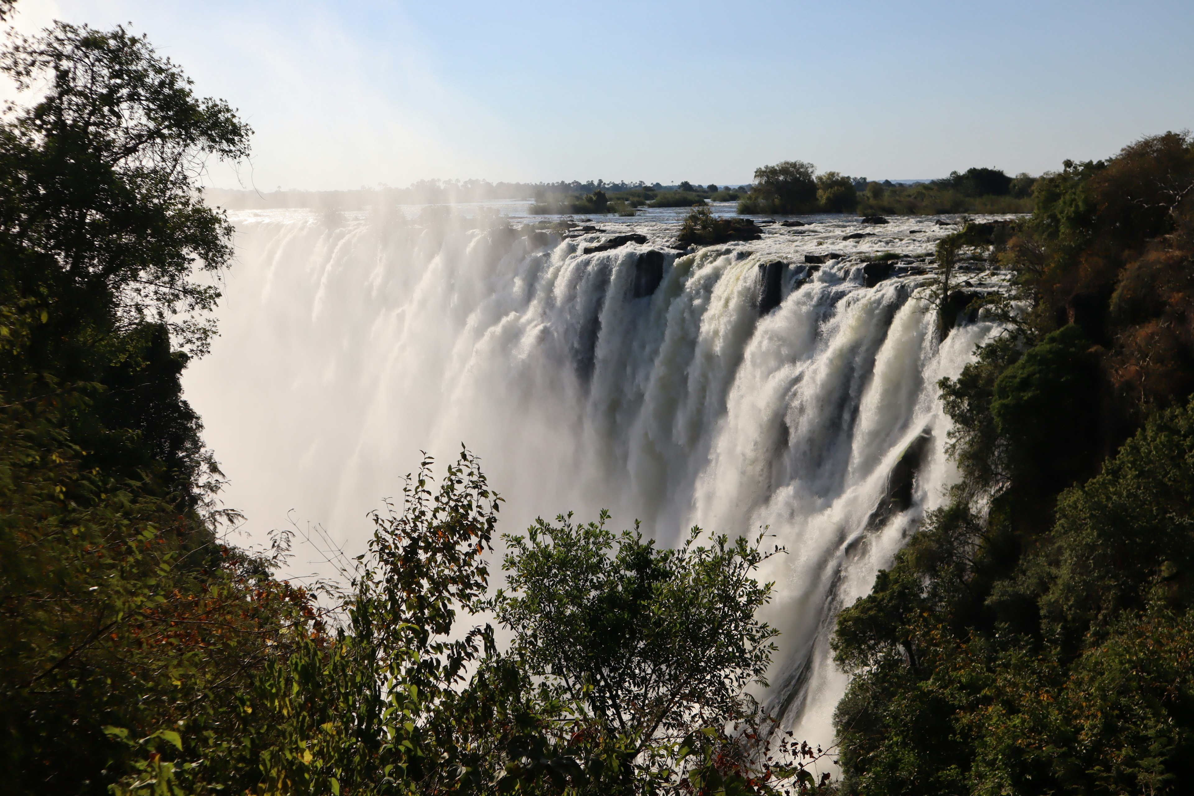 Majestätische Aussicht auf die Iguazú-Wasserfälle mit herabstürzendem Wasser und üppigem Grün