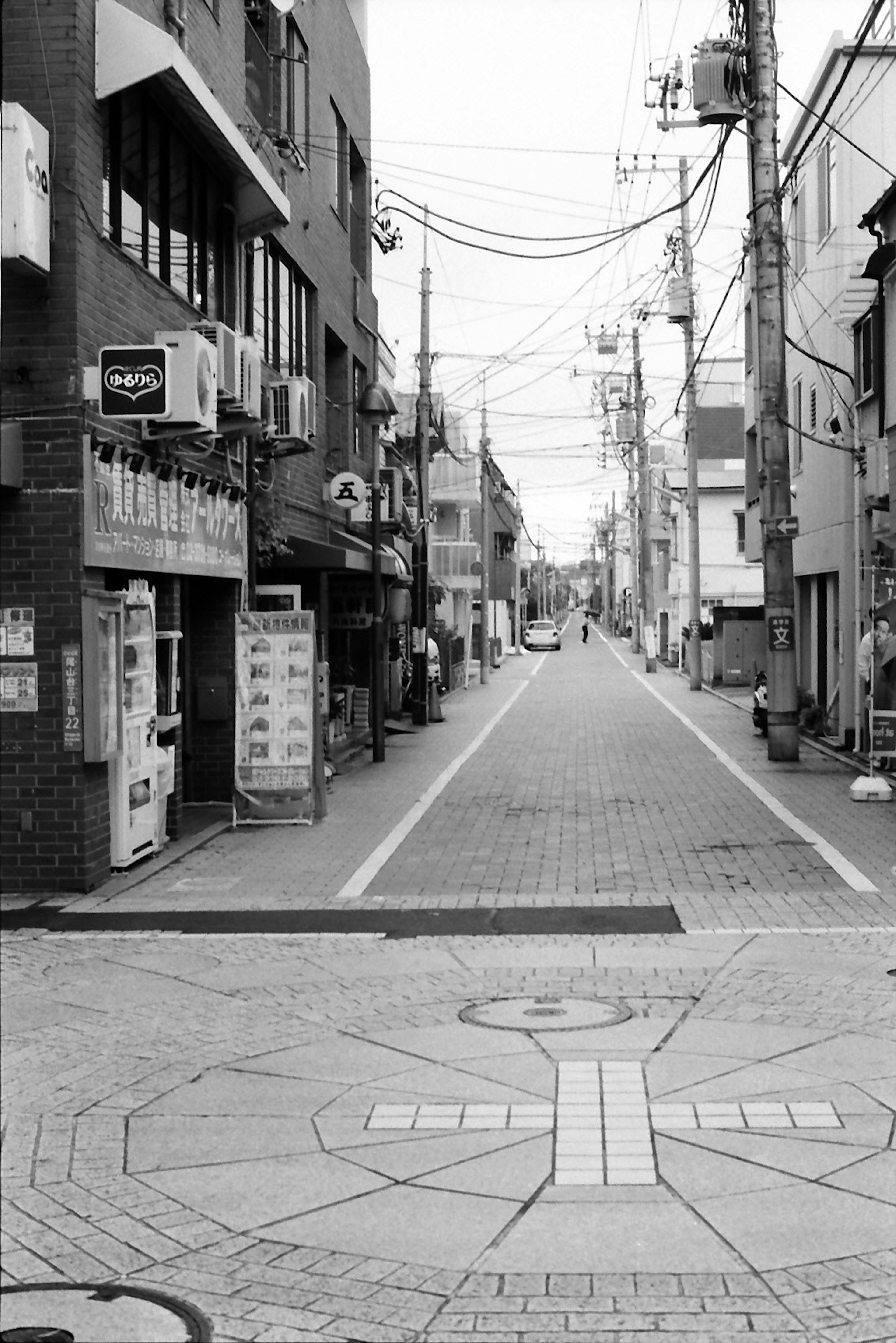 モノクロの静かな街並みと商店の風景