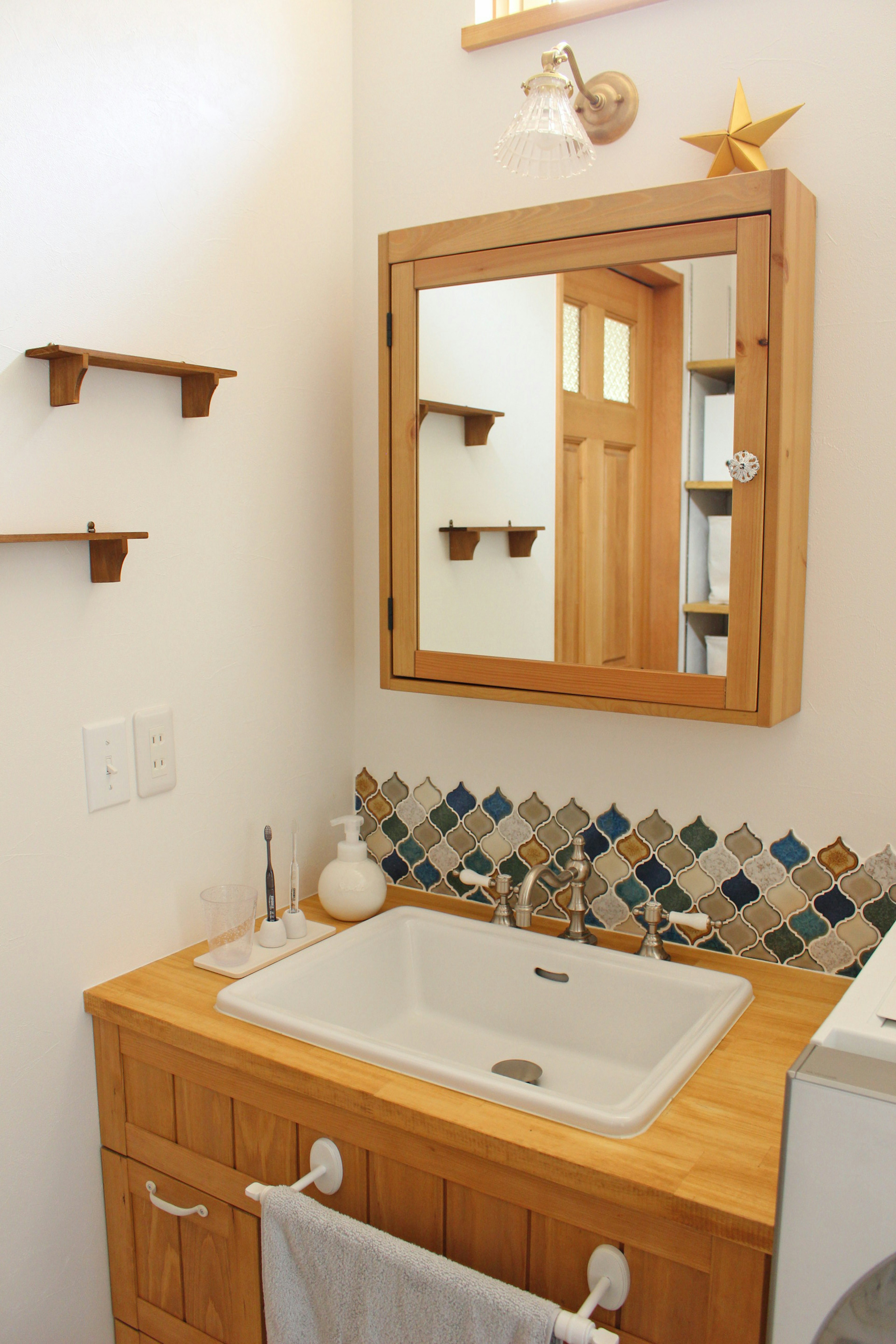 Salle de bain lumineuse avec un meuble-lavabo en bois et un grand miroir