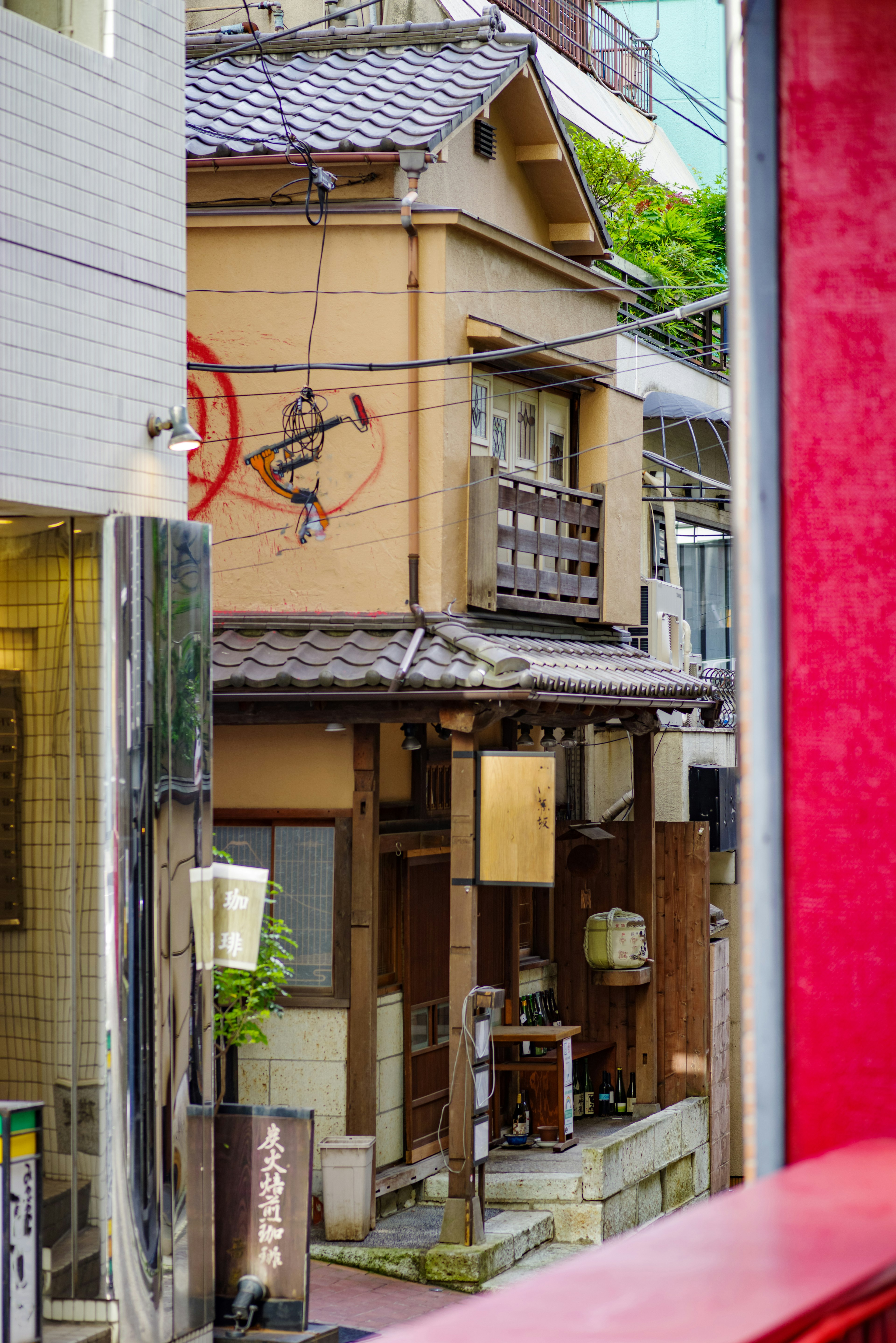 Traditionelles japanisches Haus in einer Straßenszene sichtbar