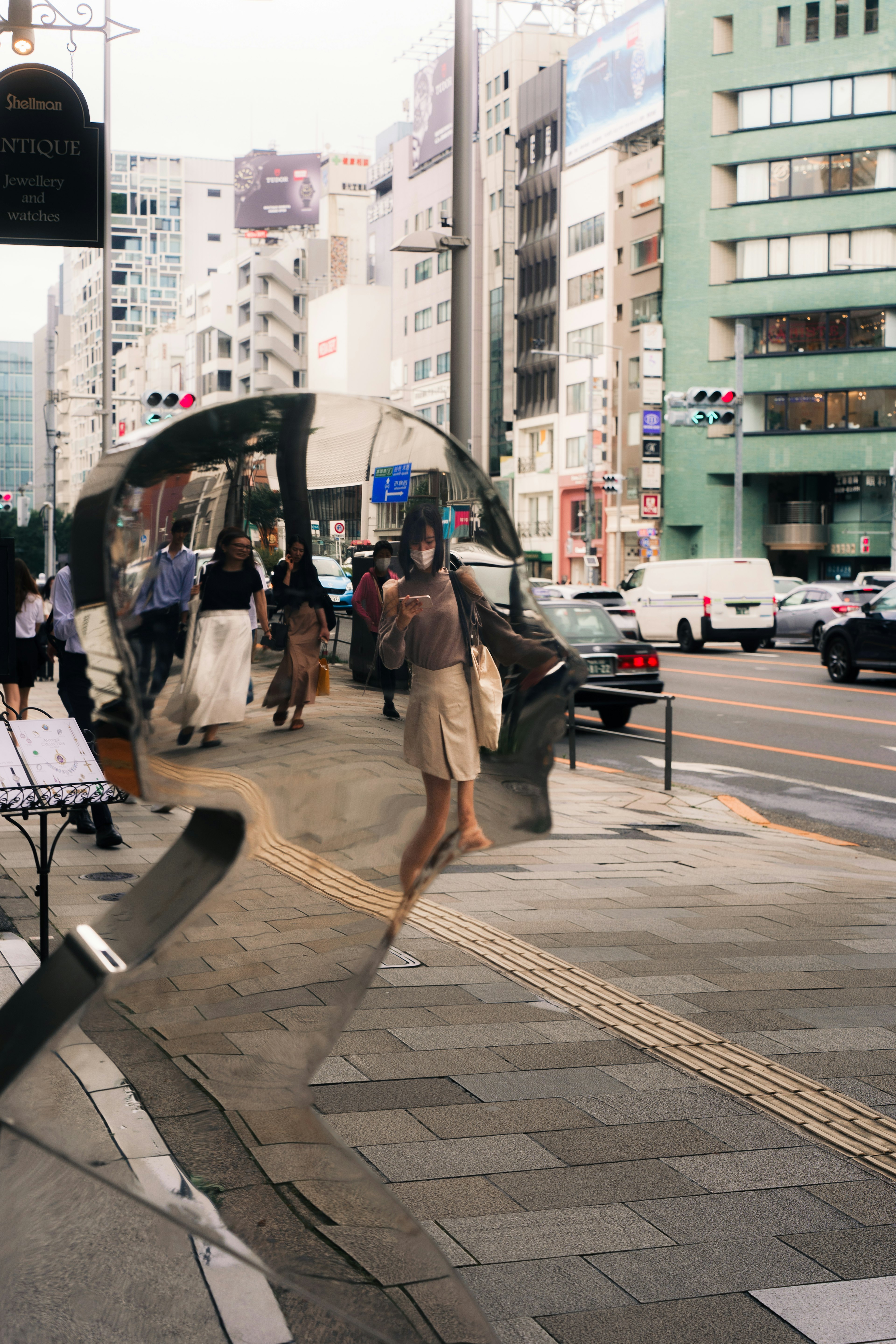 Installation artistique unique reflétant les rues de la ville et les piétons