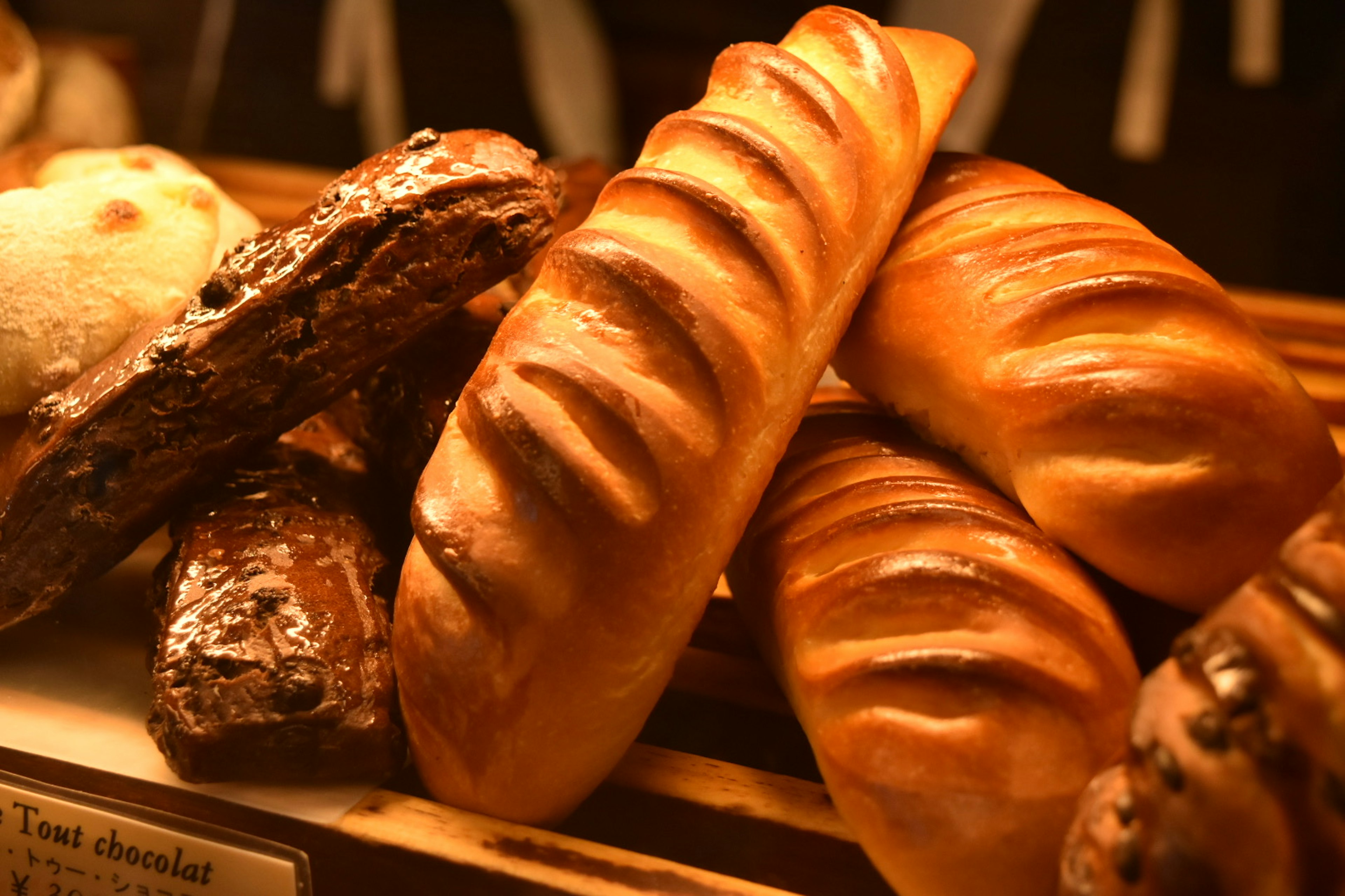 Un assortimento di pane appena sfornato con varie forme e texture