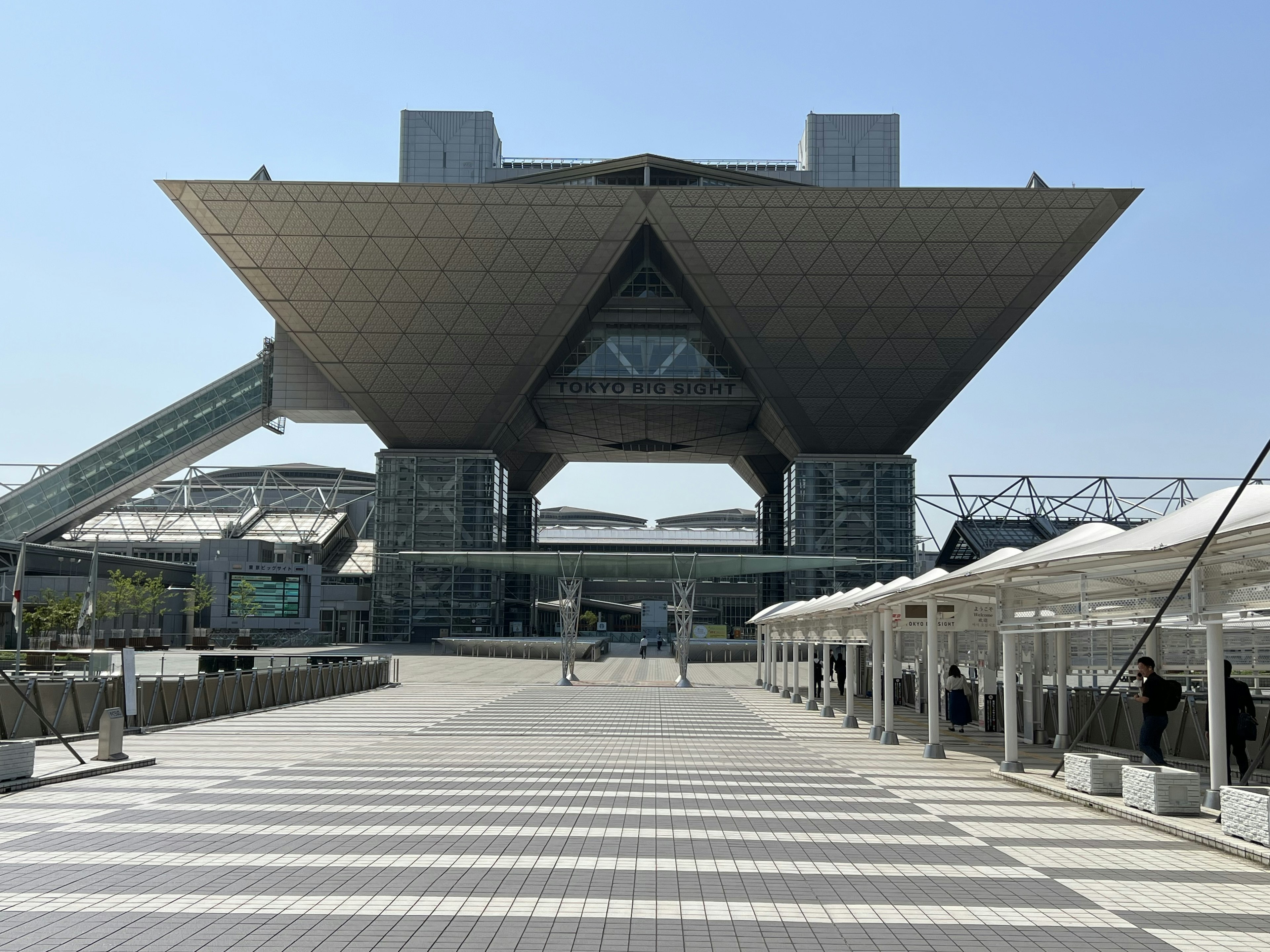 Vista de la arquitectura icónica de Tokyo Big Sight y la plaza abierta