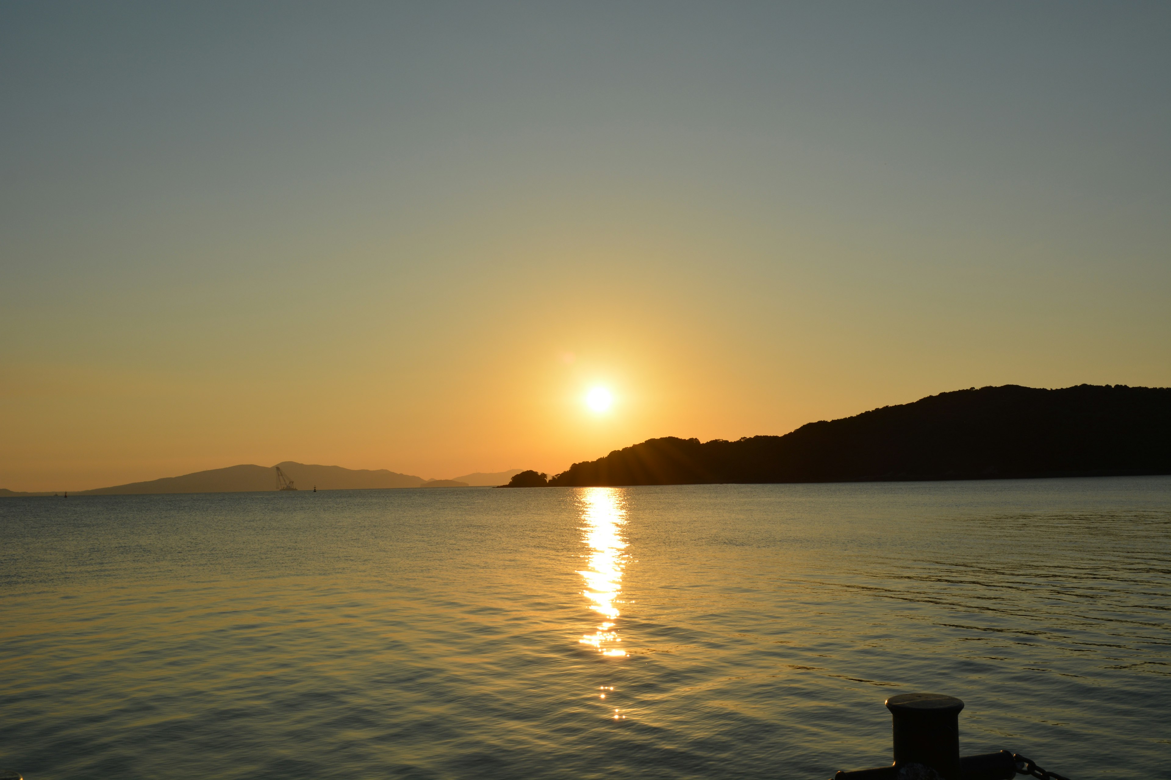 Ein schöner Sonnenuntergang über dem ruhigen Meer