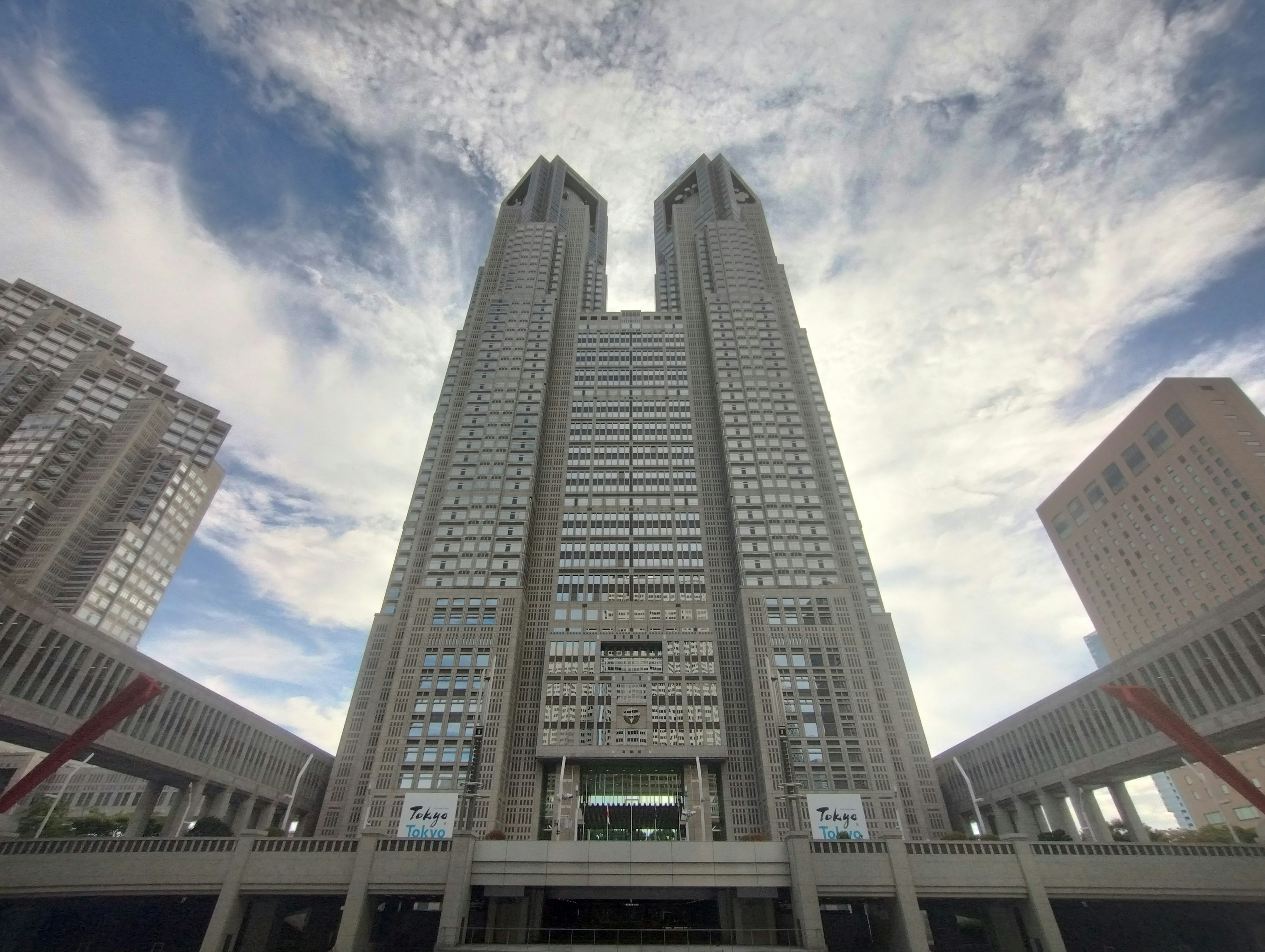 Edificio del governo metropolitano di Tokyo con un cielo drammatico