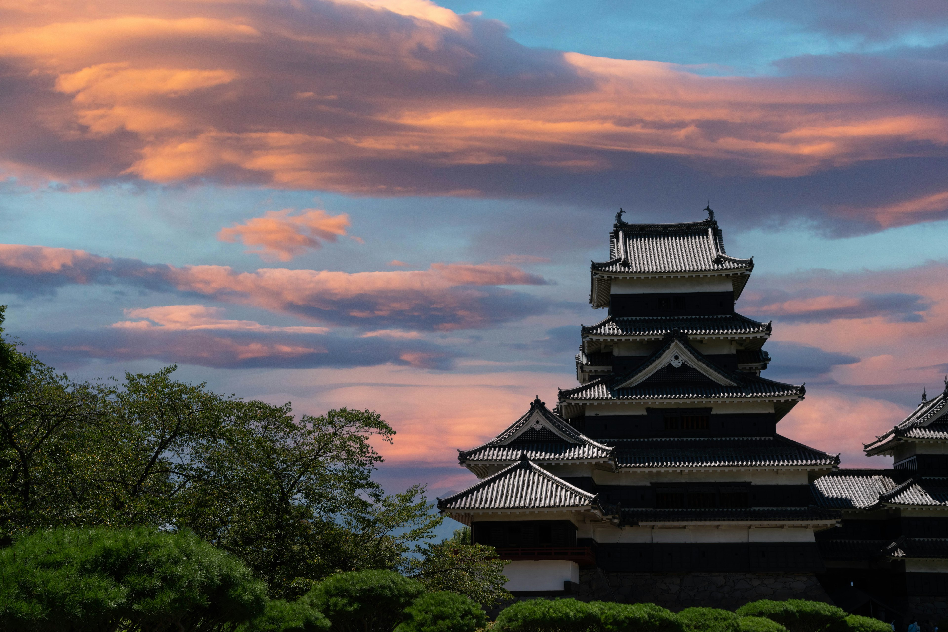 黑色城堡塔與日落天空