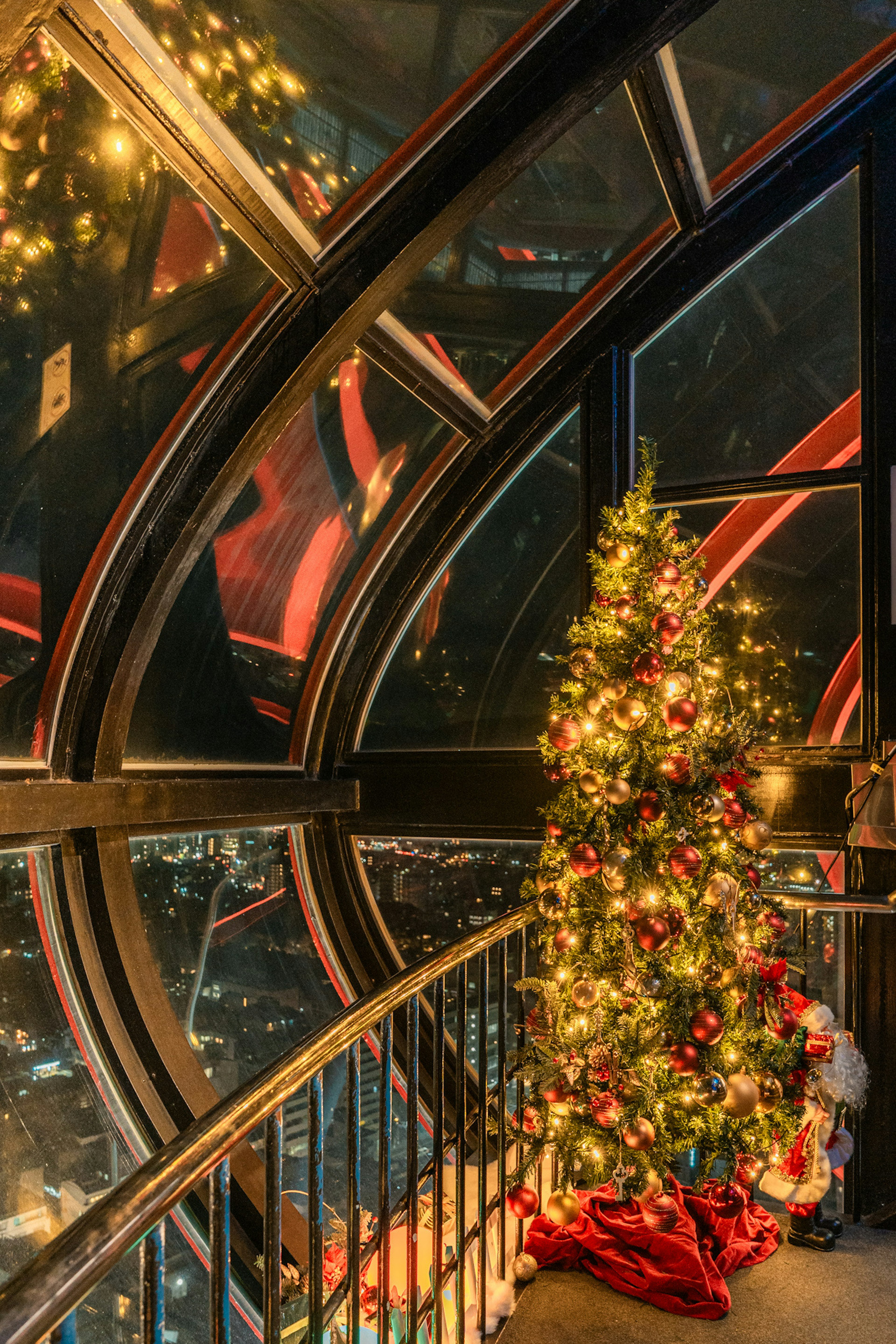 Innensicht einer Aussichtsplattform mit einem geschmückten Weihnachtsbaum