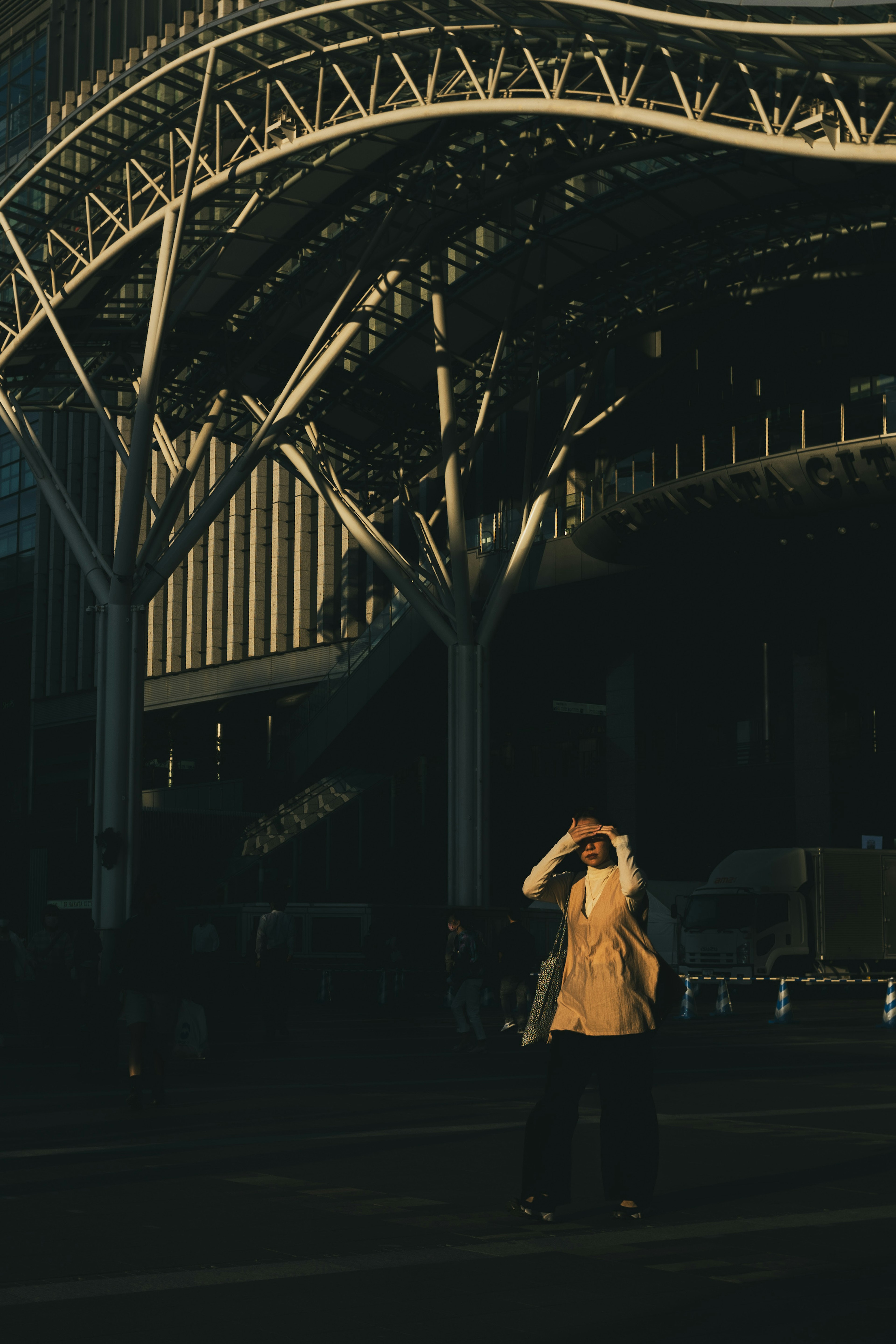 Una persona posando en un entorno urbano durante el crepúsculo