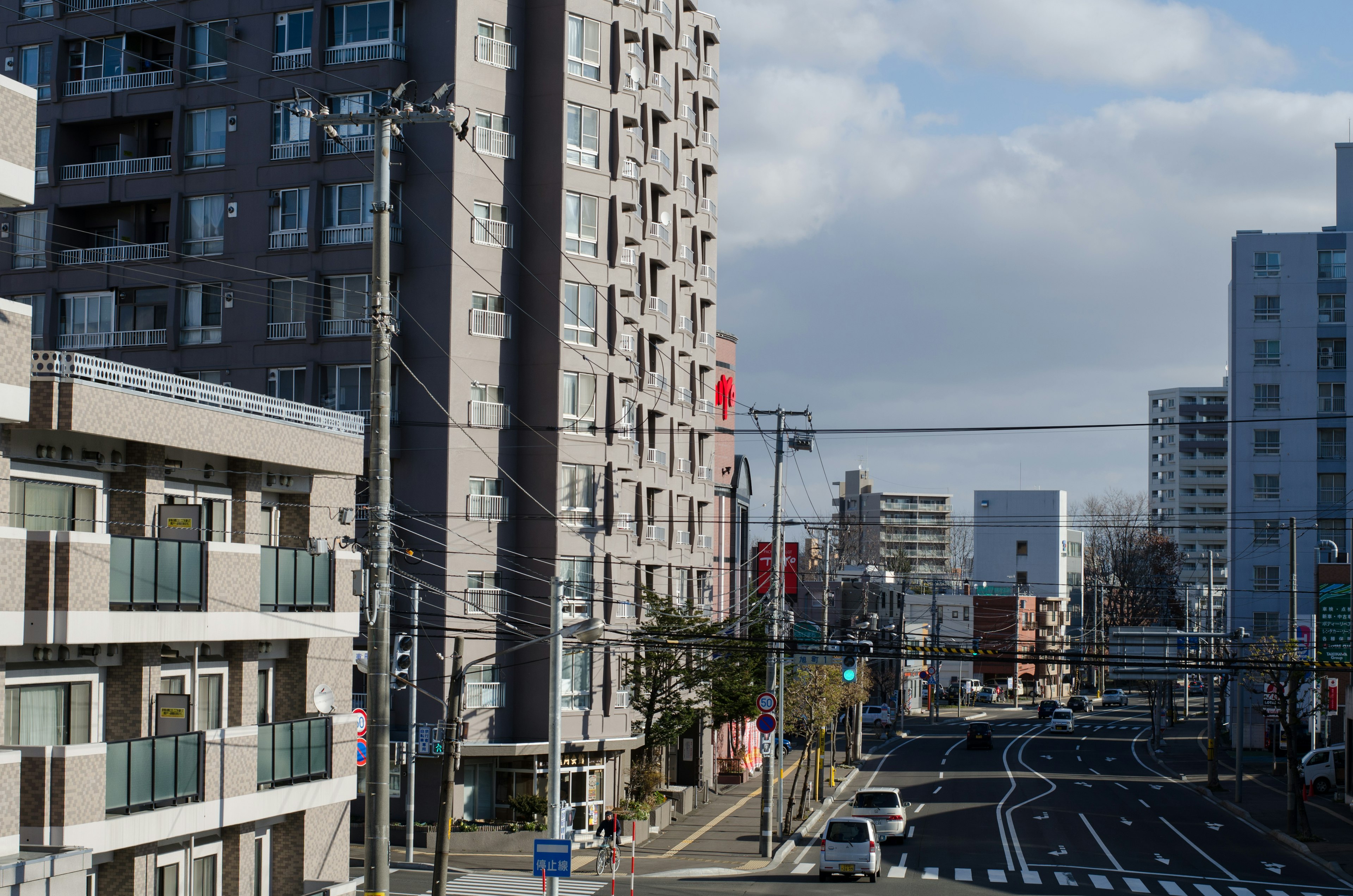 Paesaggio urbano con grattacieli e una strada