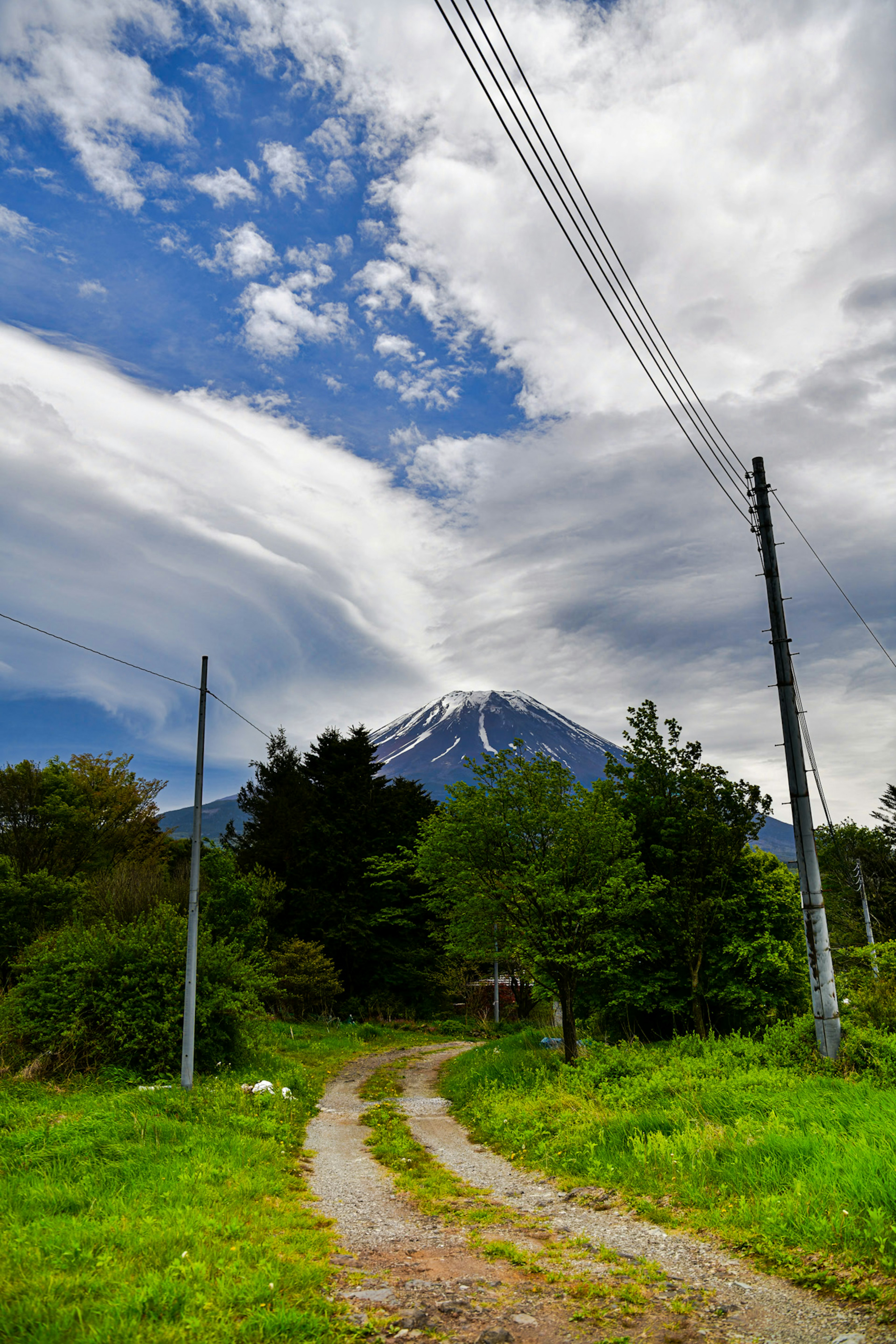 富士山背景下蜿蜒小路和戏剧性云彩的风景