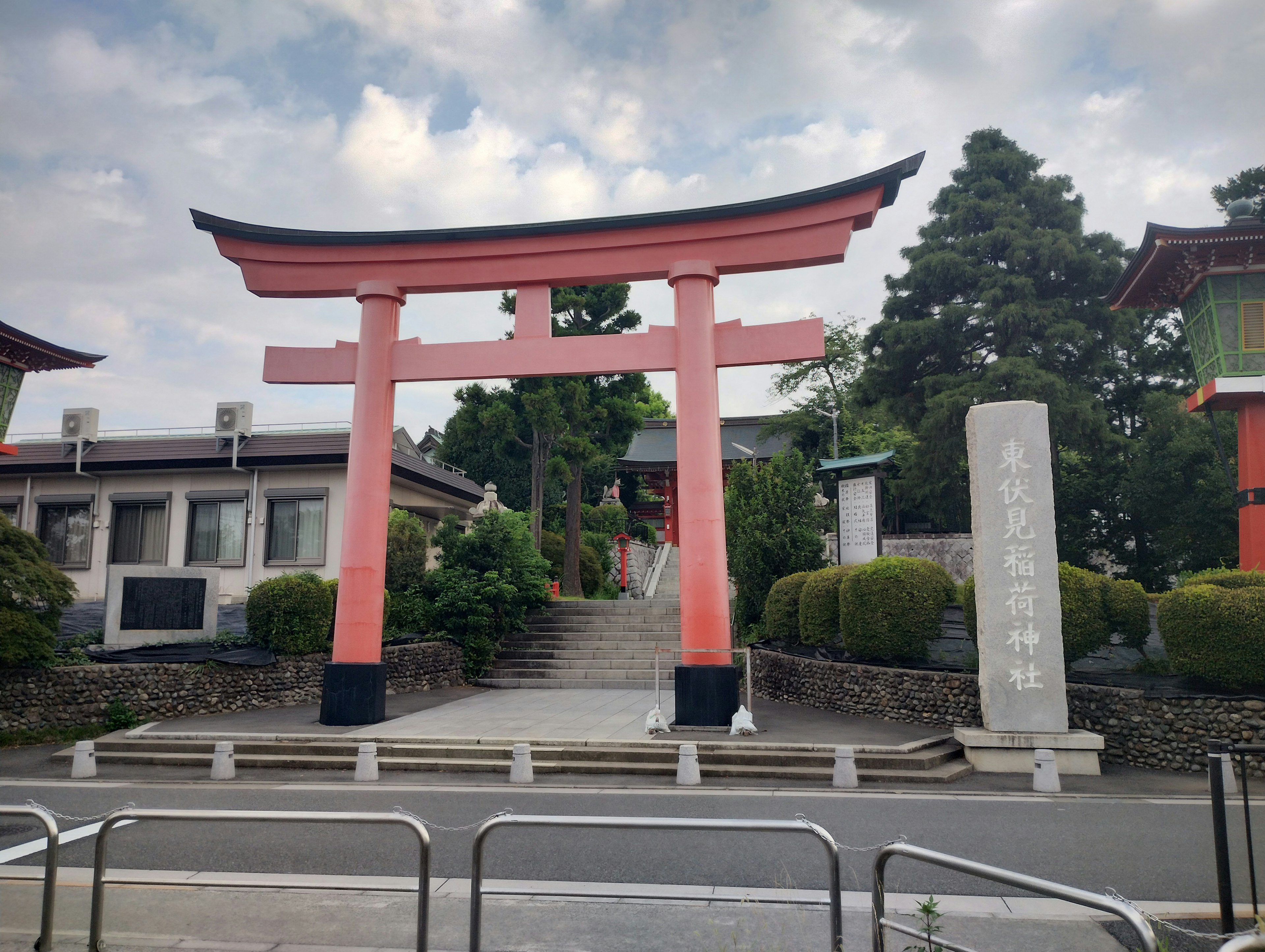 Cổng vào ngôi đền với cổng torii màu đỏ