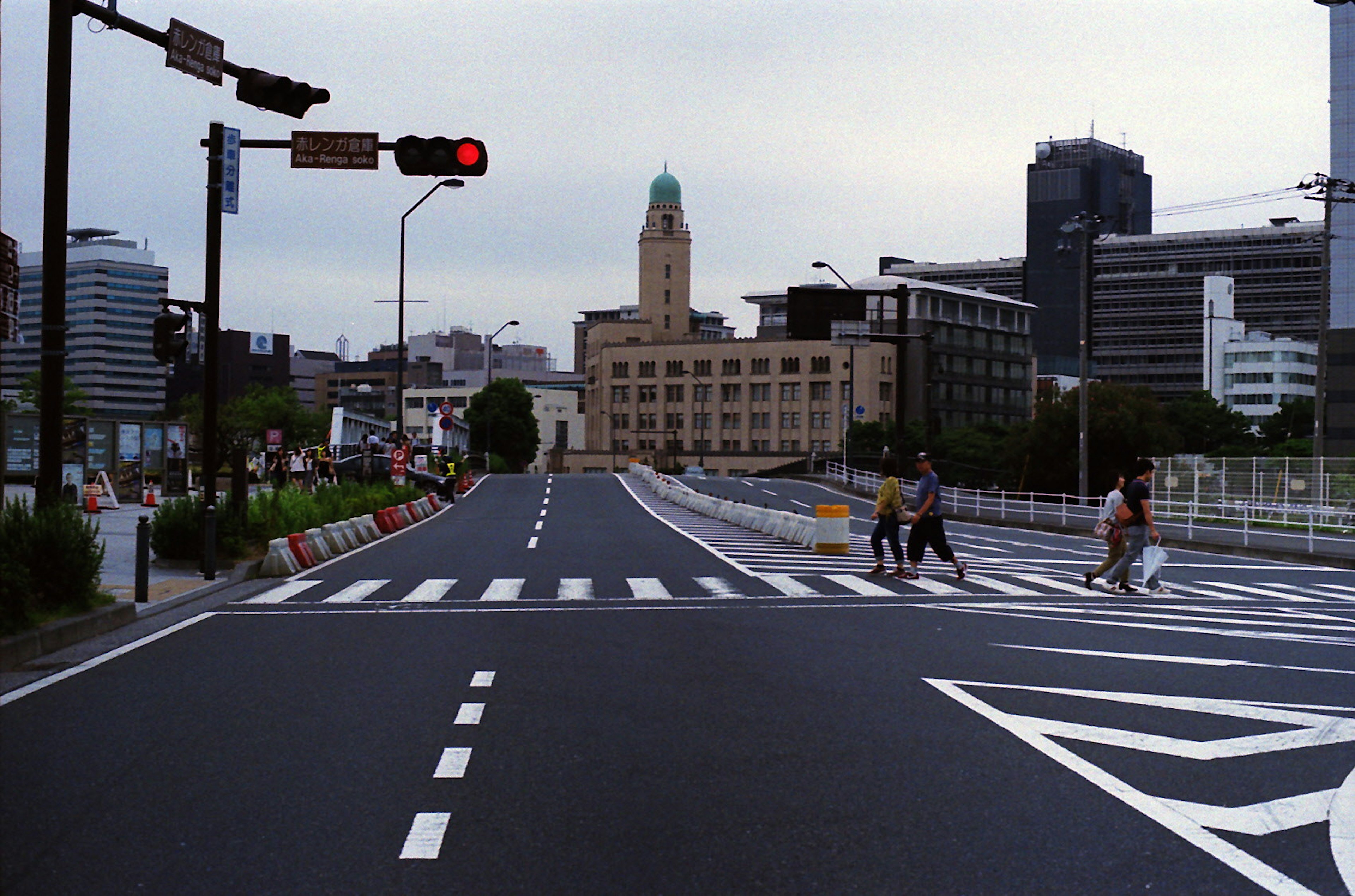 Intersección urbana con peatones y semáforos