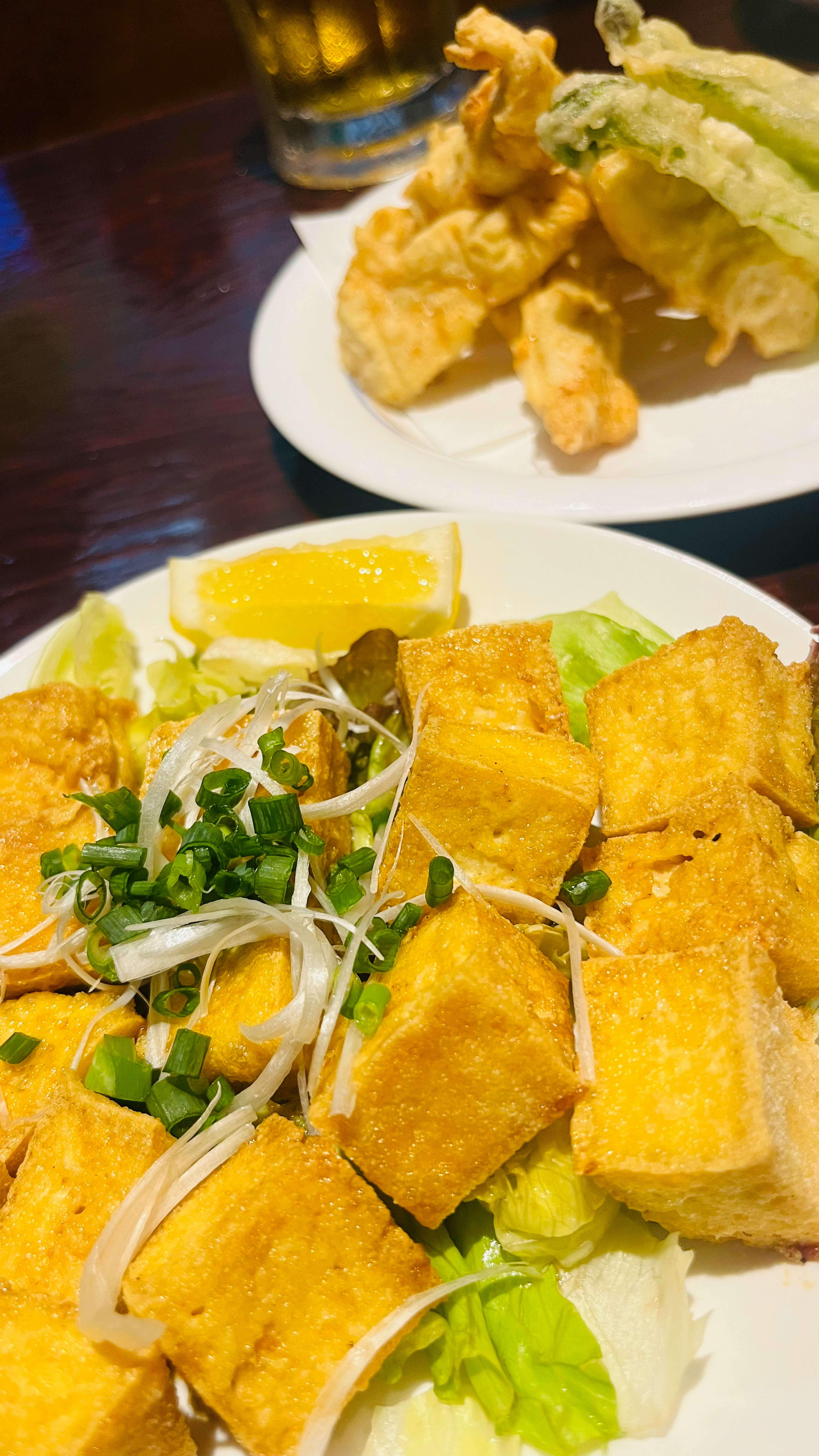 Tofu frito servido con lechuga y rodajas de limón