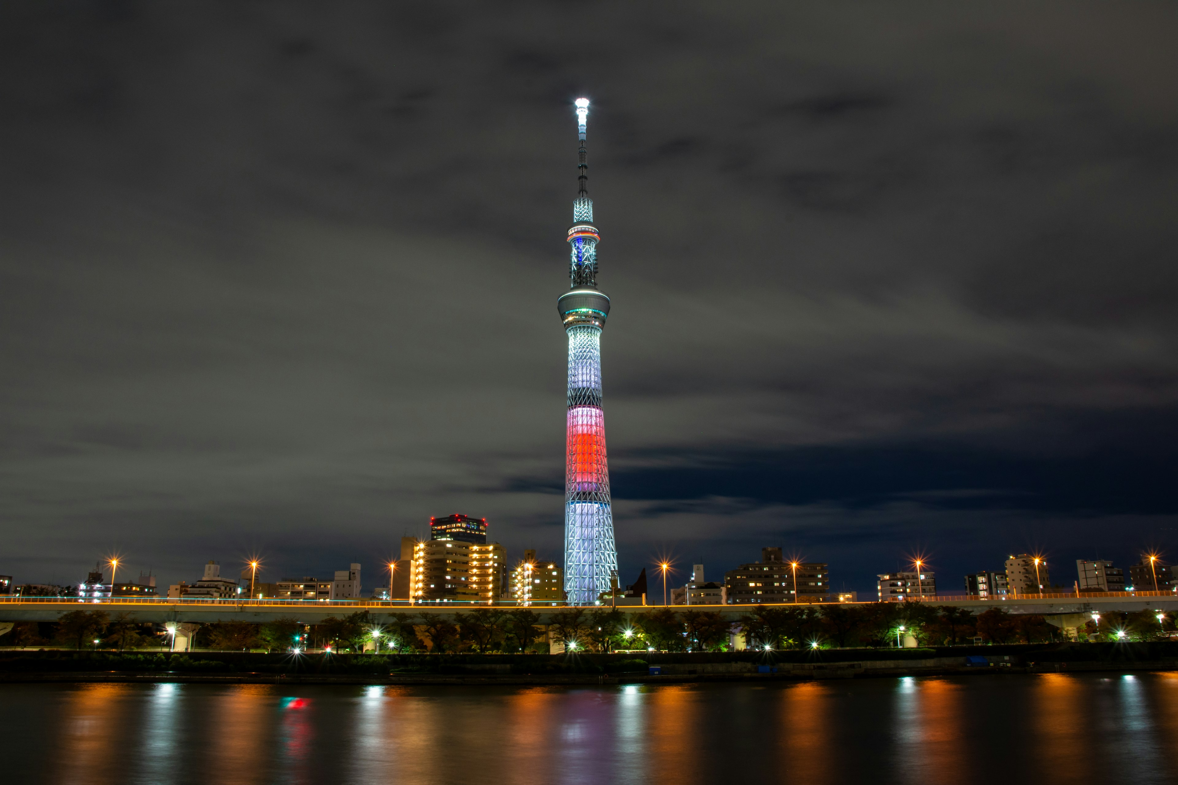 Tokyo Skytree illuminé la nuit avec des lumières colorées