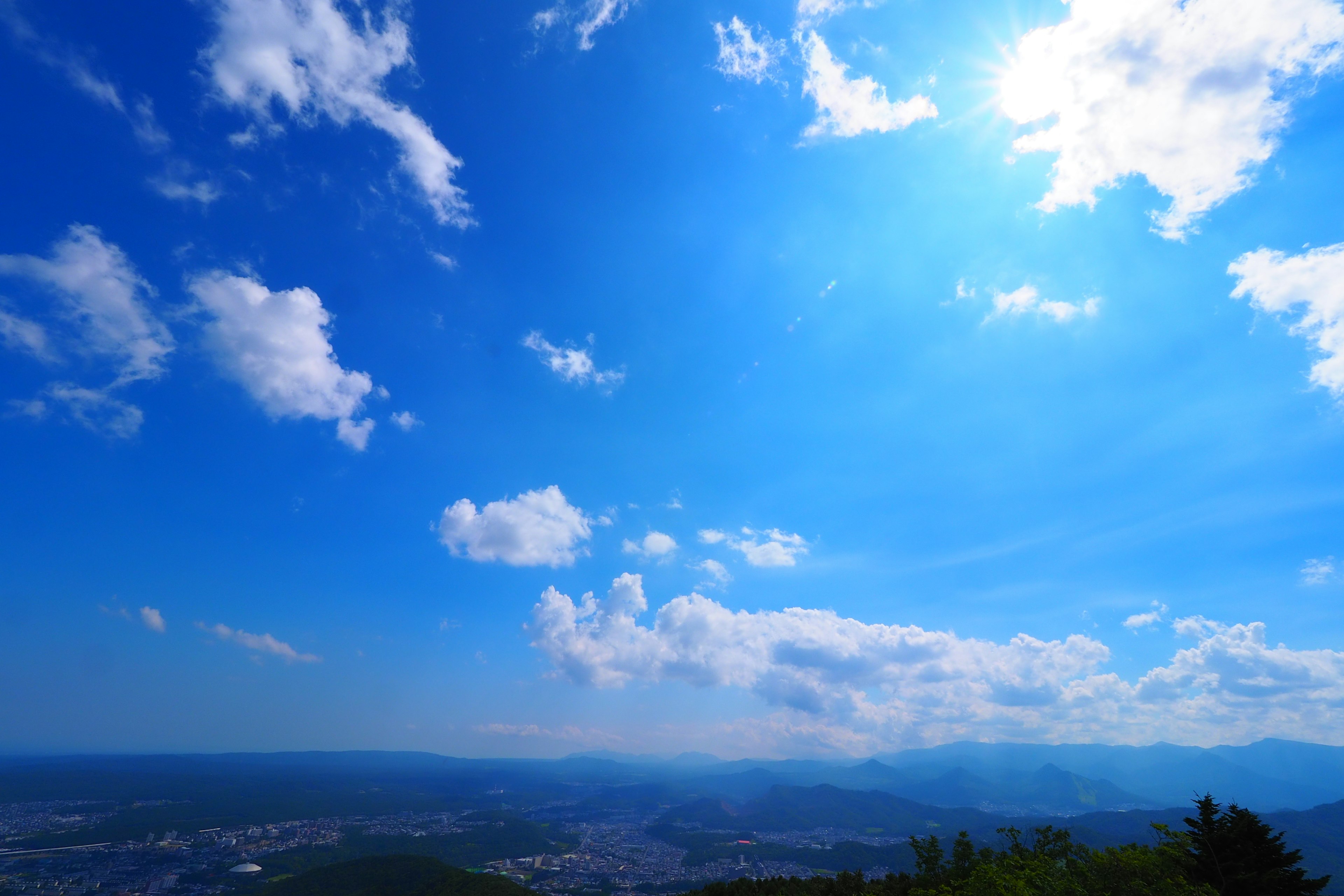 Amplio cielo azul con nubes blancas esponjosas