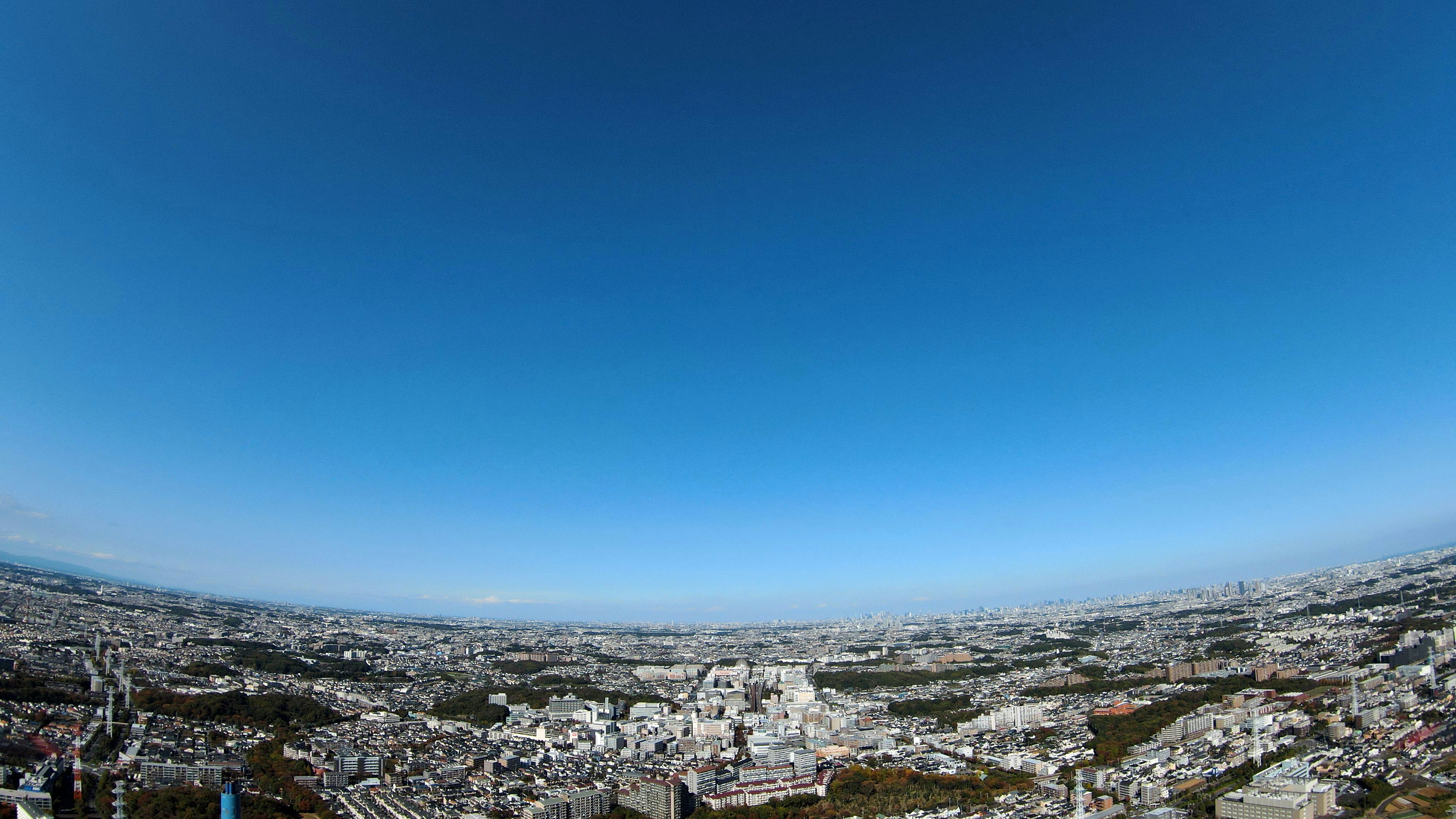 Pemandangan panorama kota di bawah langit biru yang cerah