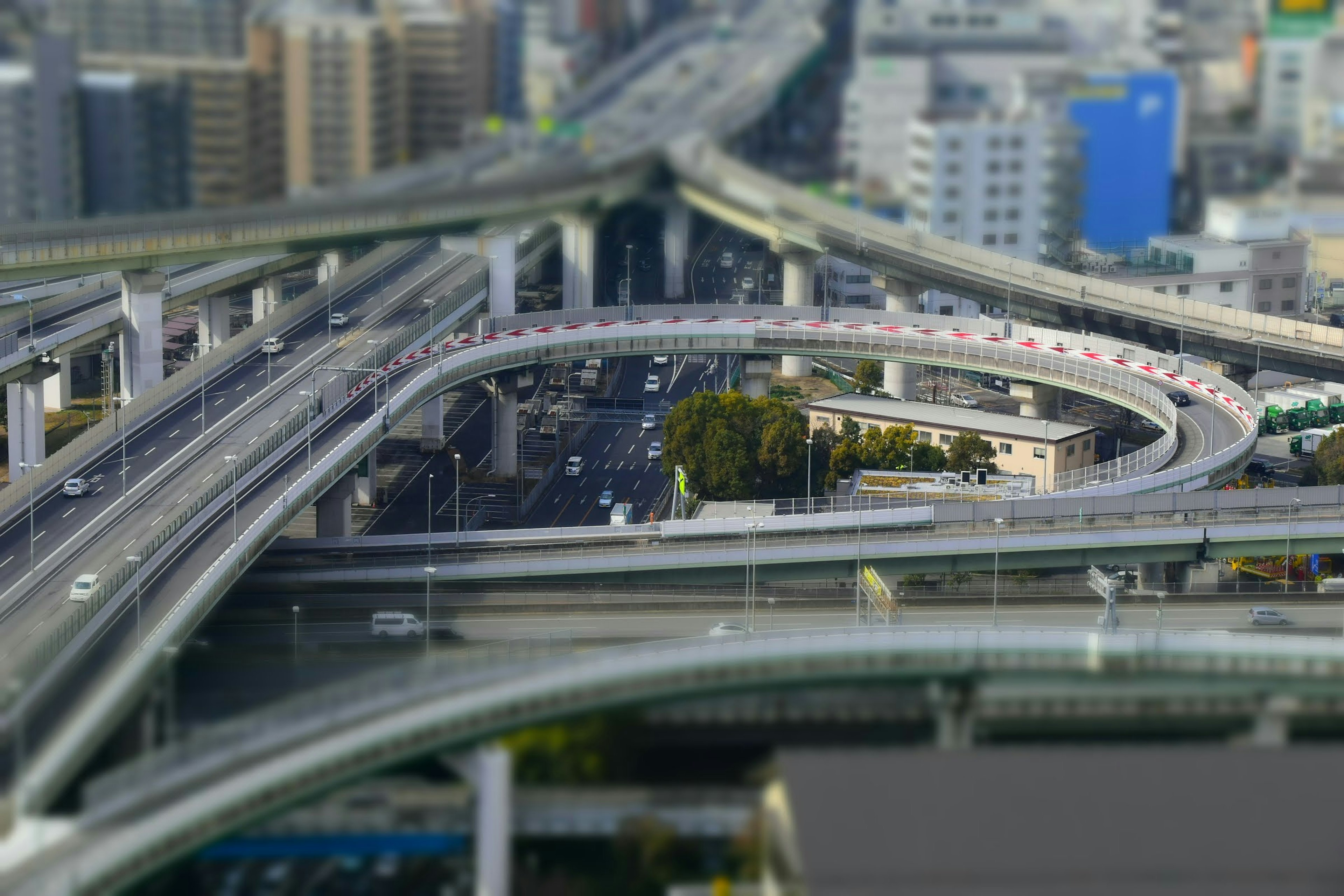 Intercambio de autopistas urbanas con tráfico intenso edificios modernos al fondo