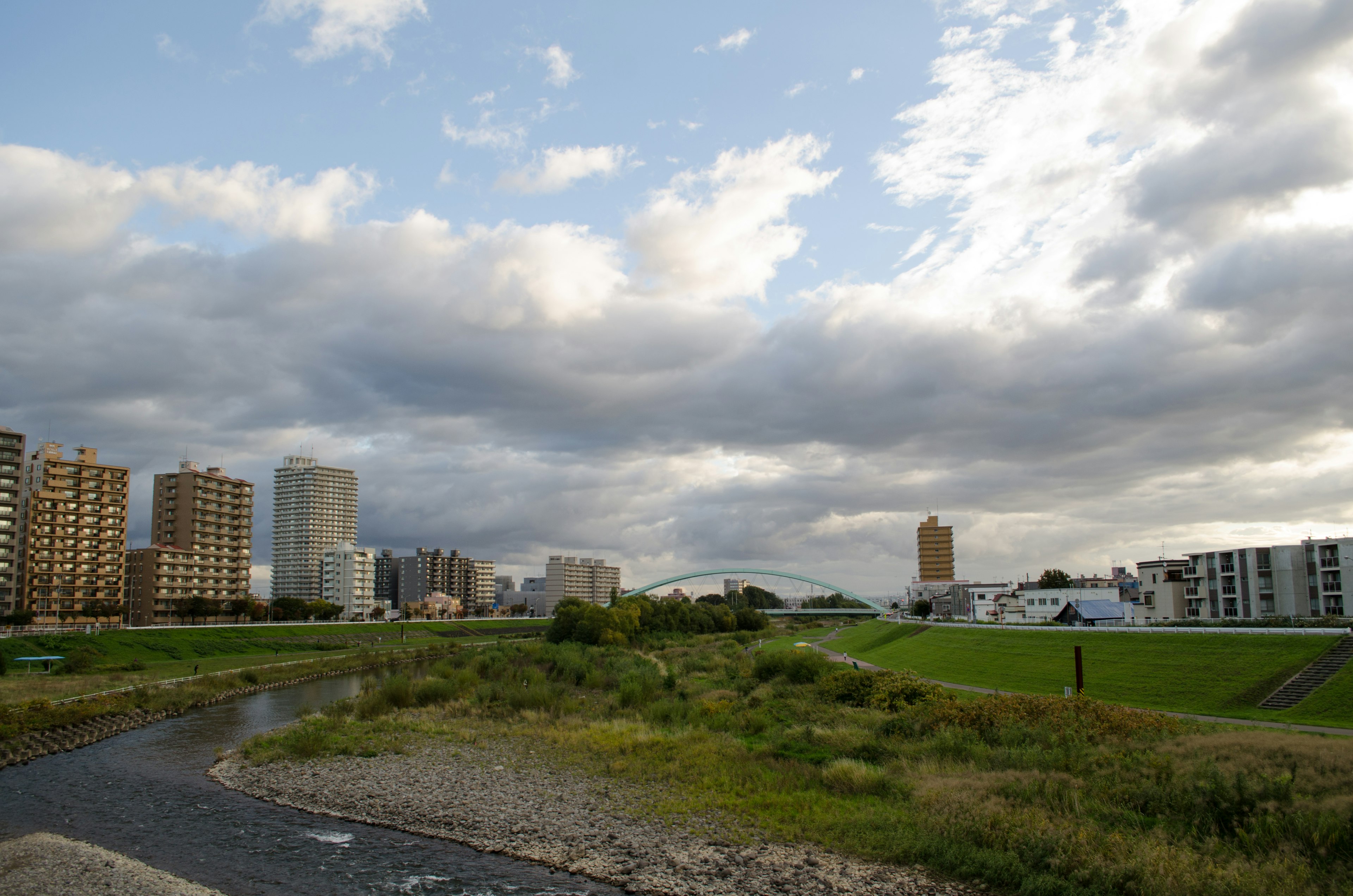 Paisaje urbano con cielo azul y nubes